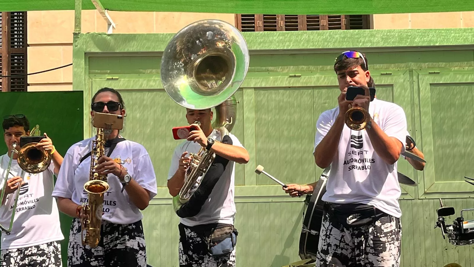 Encuentro de charangas de las Peñas en la plaza de Navarra. Foto Mercedes Manterola