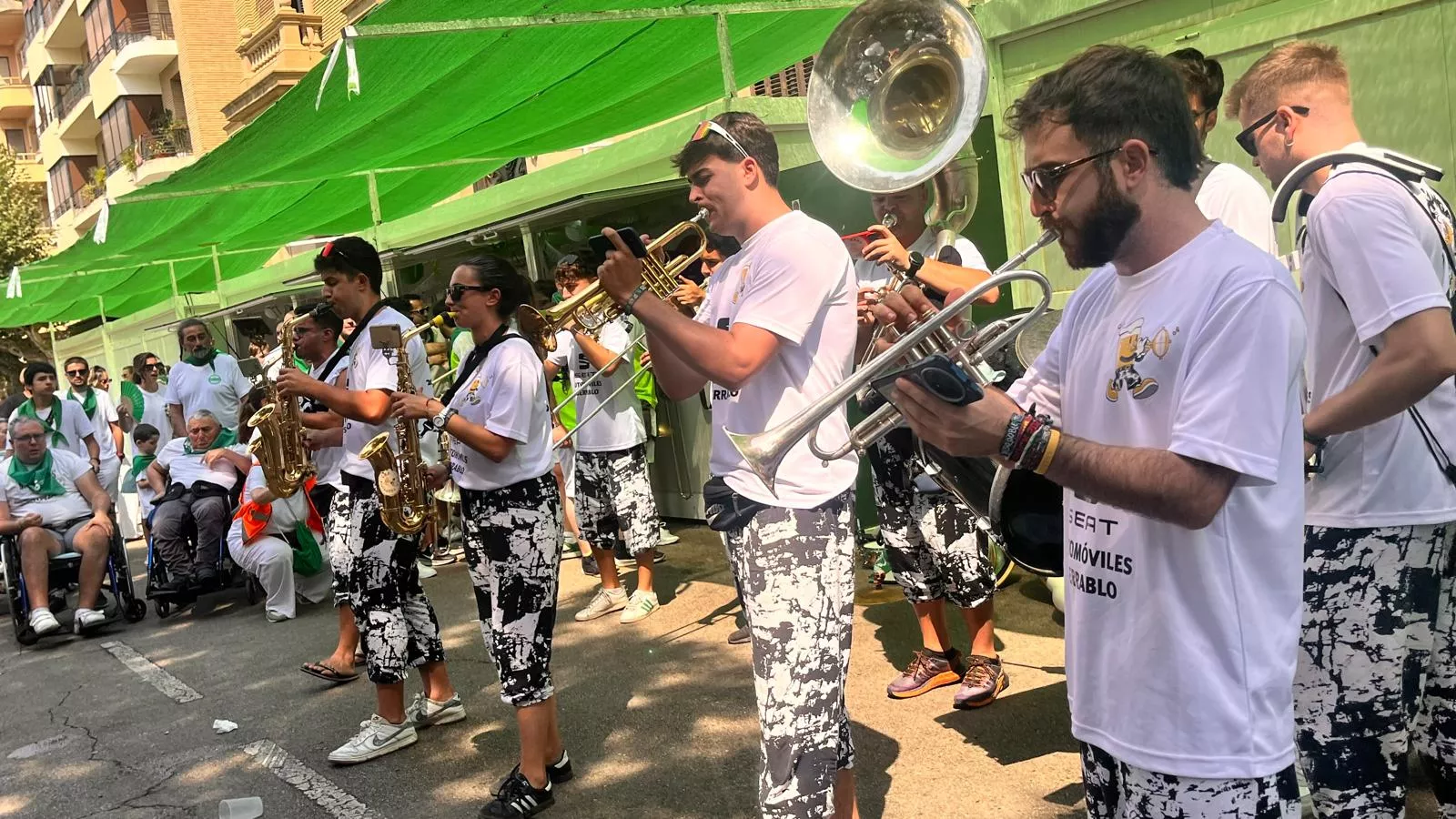 Encuentro de charangas de las Peñas en la plaza de Navarra. Foto Mercedes Manterola