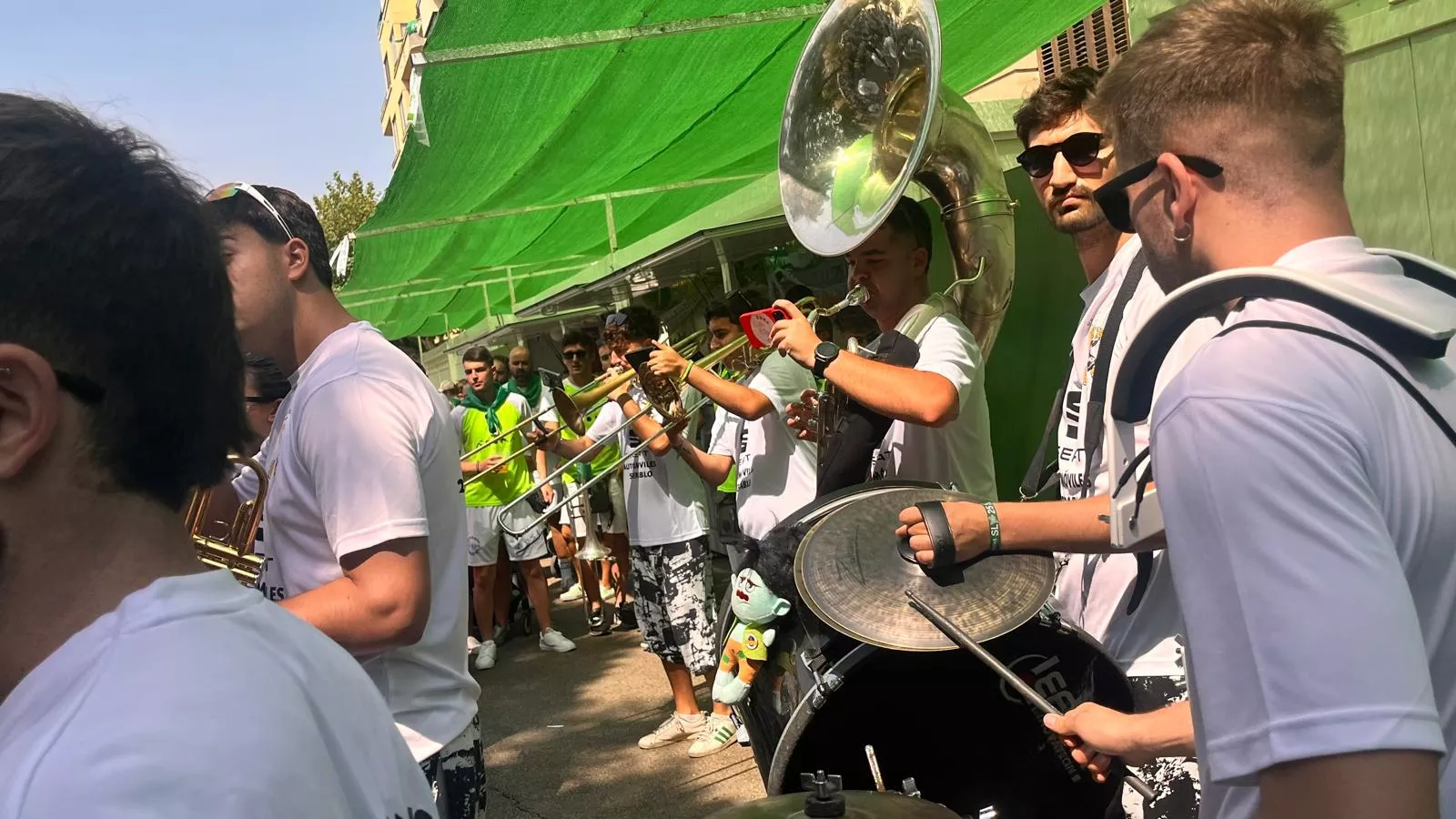 Encuentro de charangas de las Peñas en la plaza de Navarra. Foto Mercedes Manterola