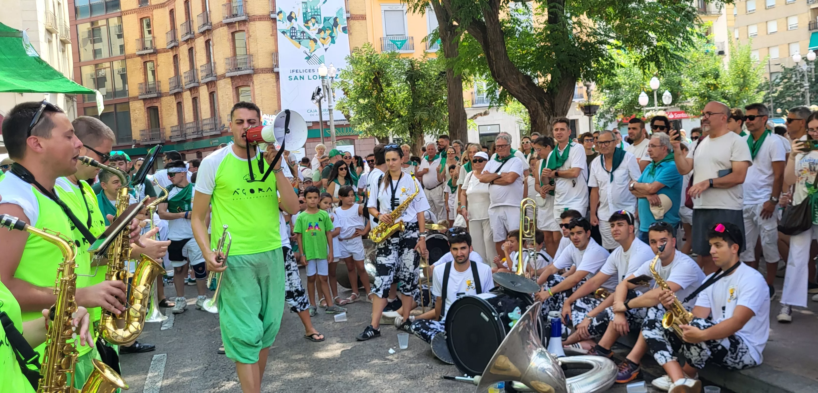 Las charangas hacen vibrar San Lorenzo con su música en la plaza de Navarra. Foto Mercedes Manterola