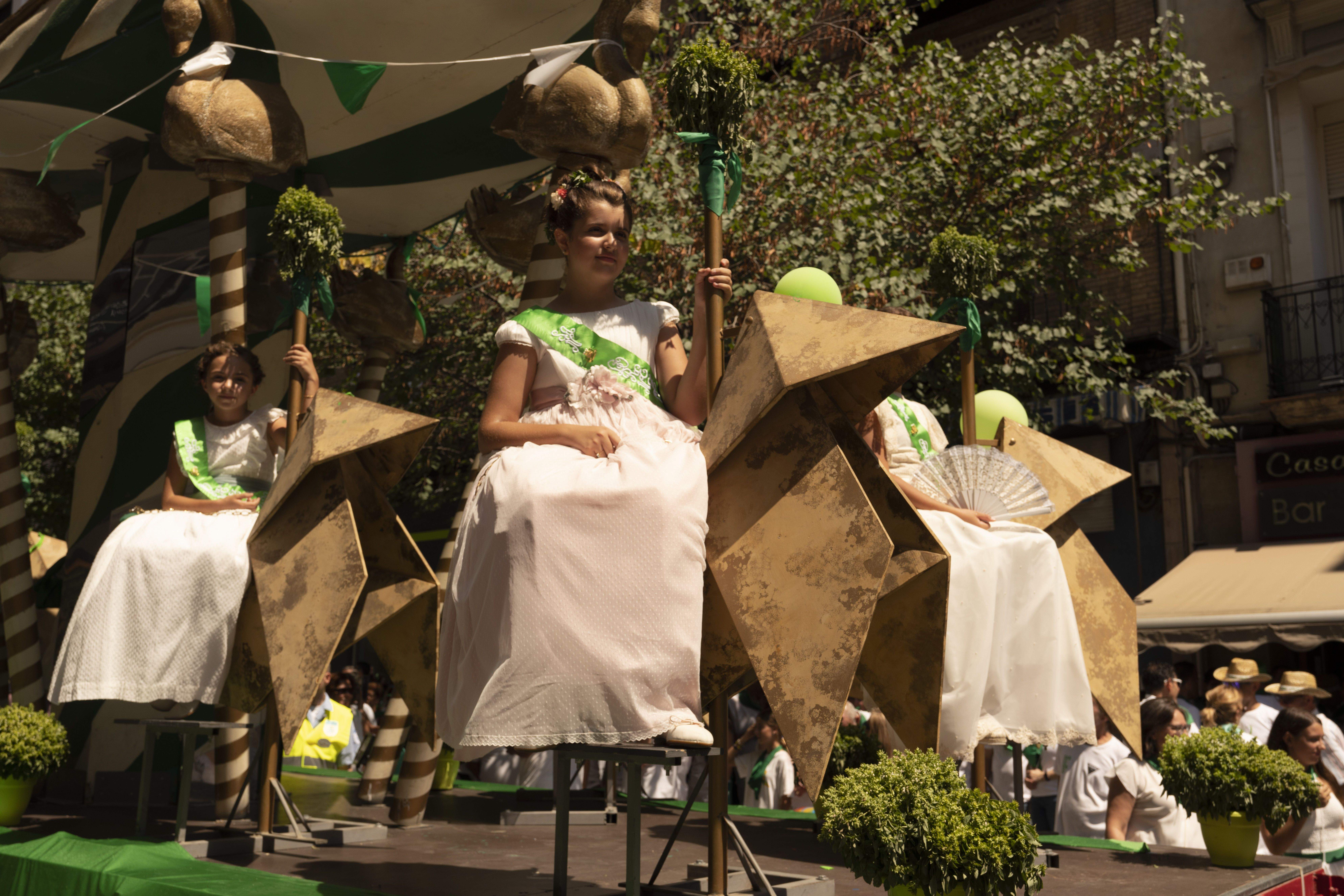   La cabalgata a su paso por el Coso Alto. Foto José Antonio Terrón