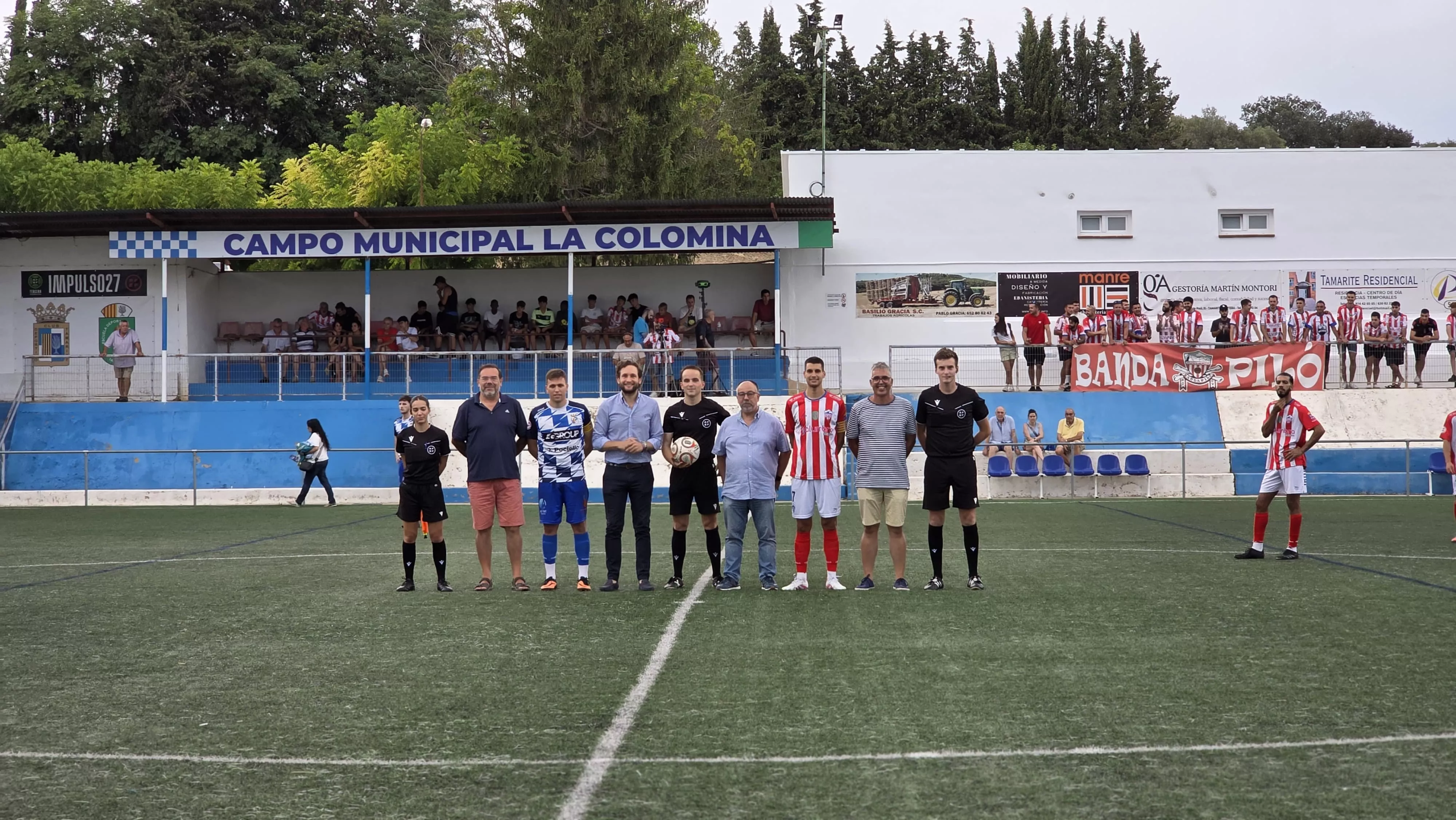 Capitanes y árbitros antes del encuentro.