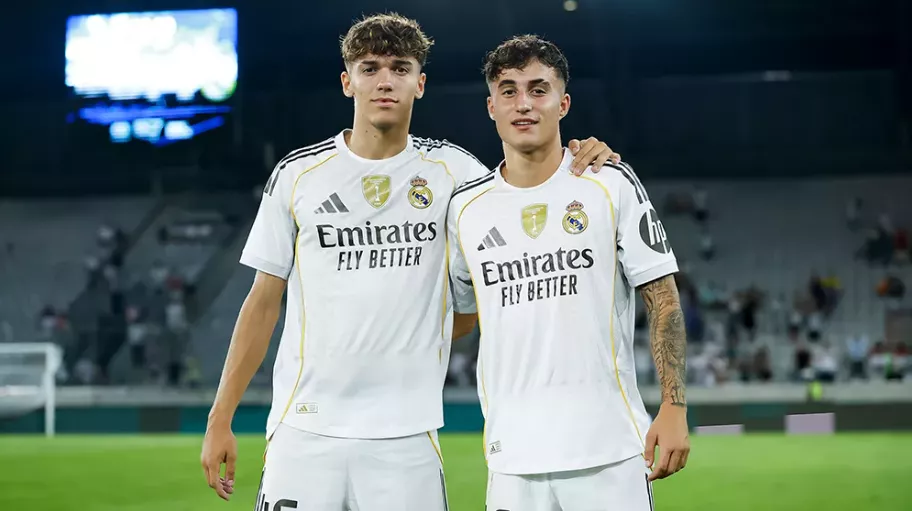 Roberto Martín, a la derecha, junto a Thiago. Foto: Real Madrid