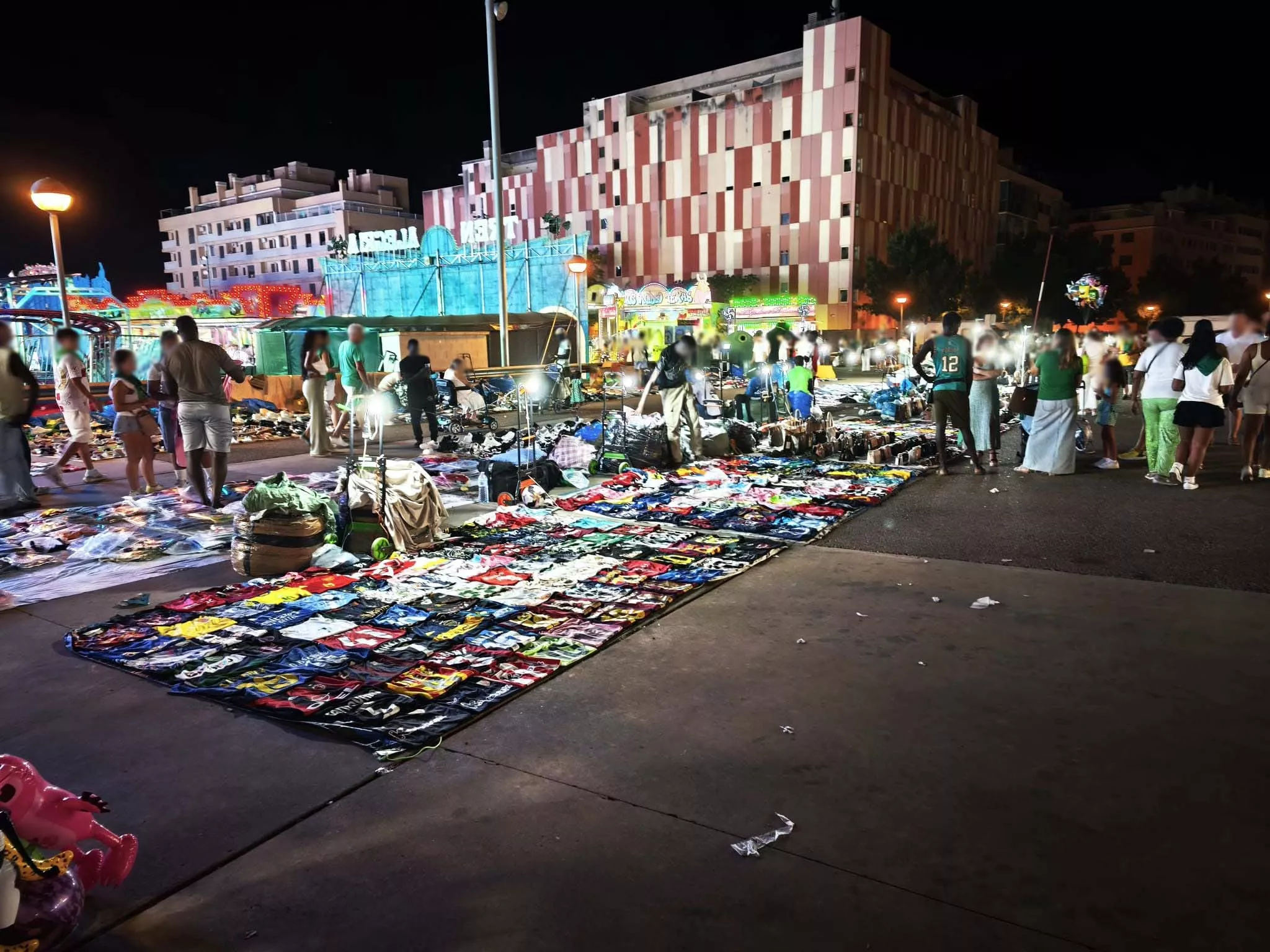 Top manta en las proximidades del recinto ferial