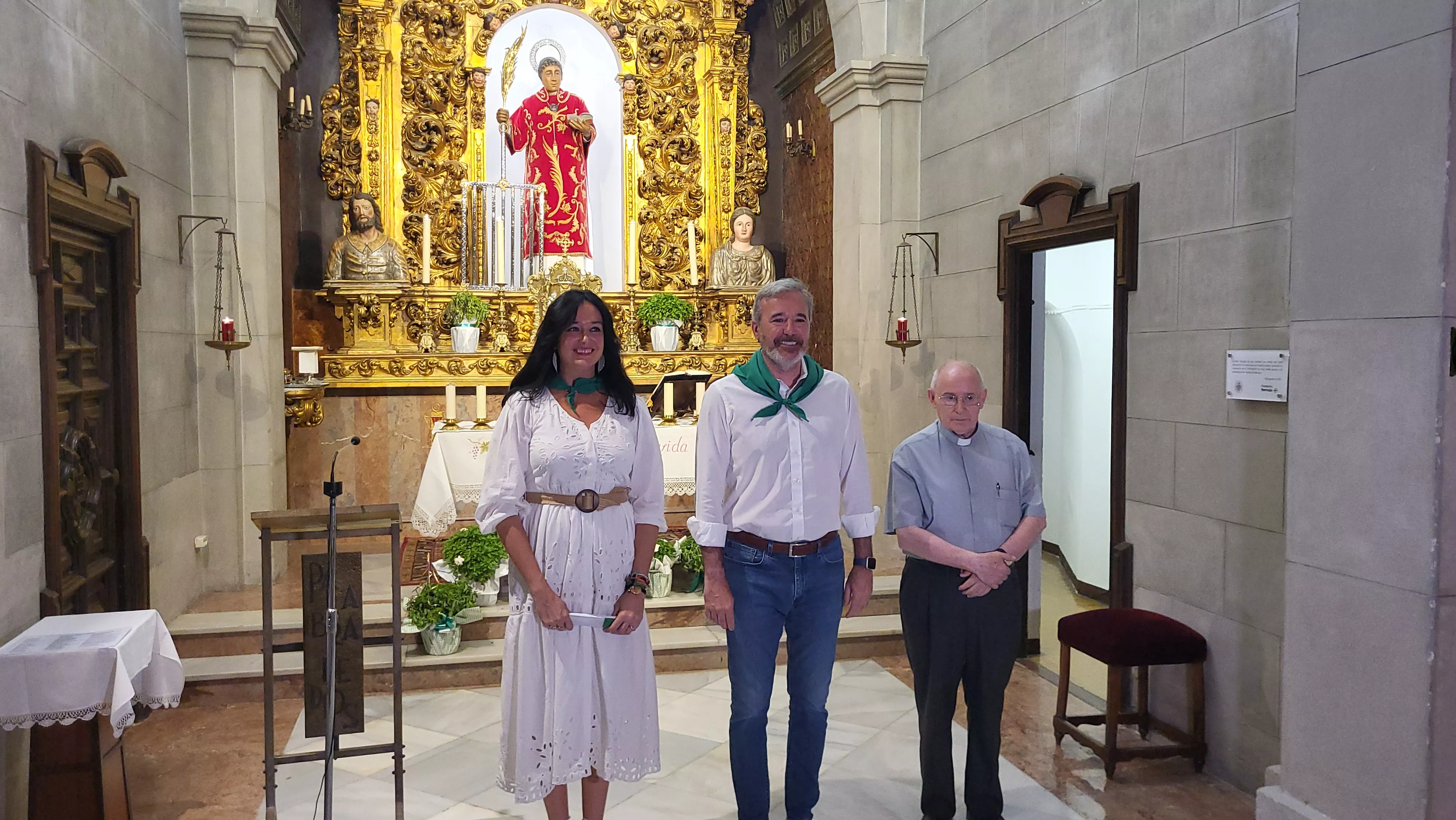 Lorena Orduna, Jorge Azcón y Nicolás López Congosto, en la capilla de San Lorenzo. Foto Mercedes Manterola