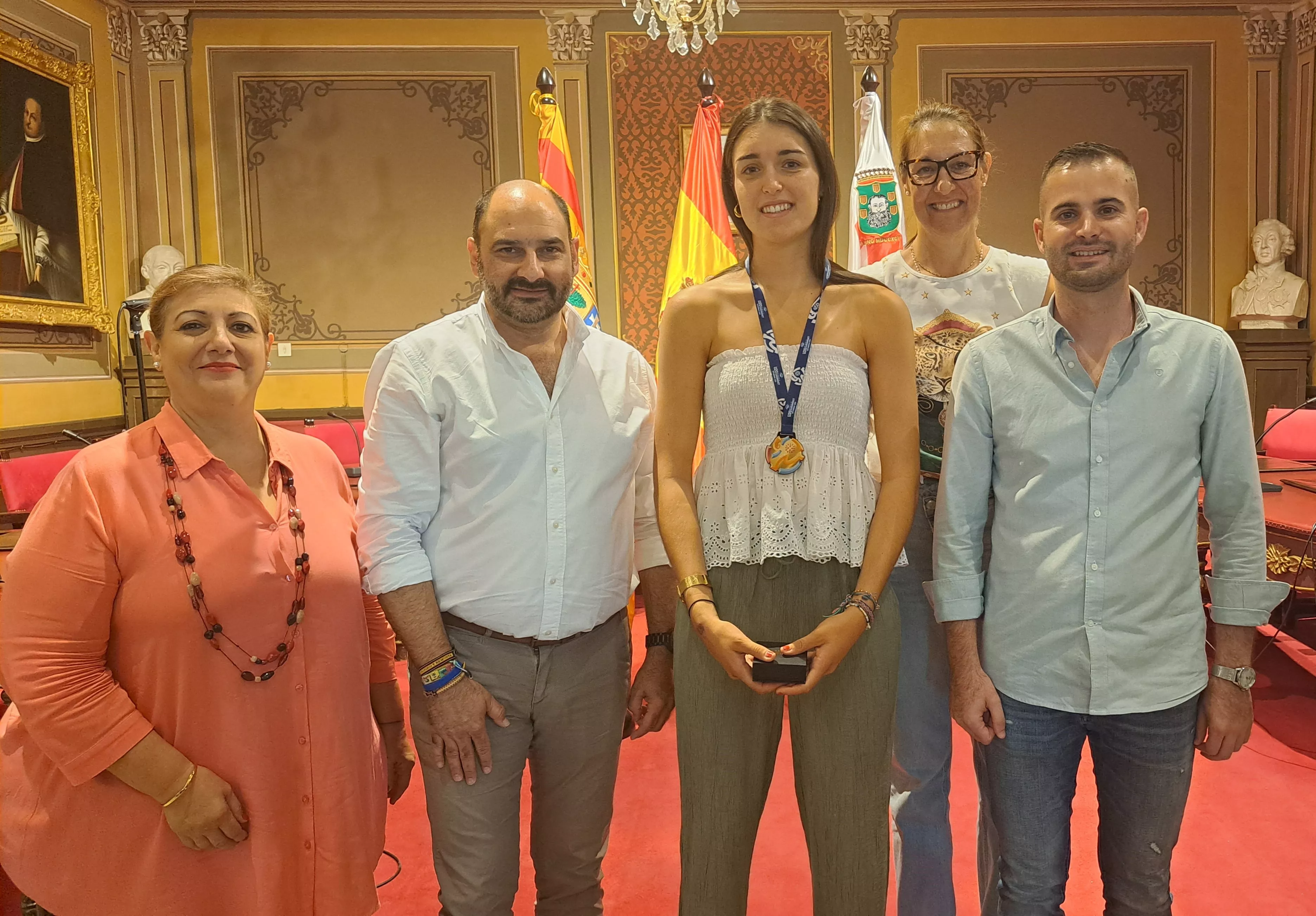 Marina Mata con representantes de la Corporación