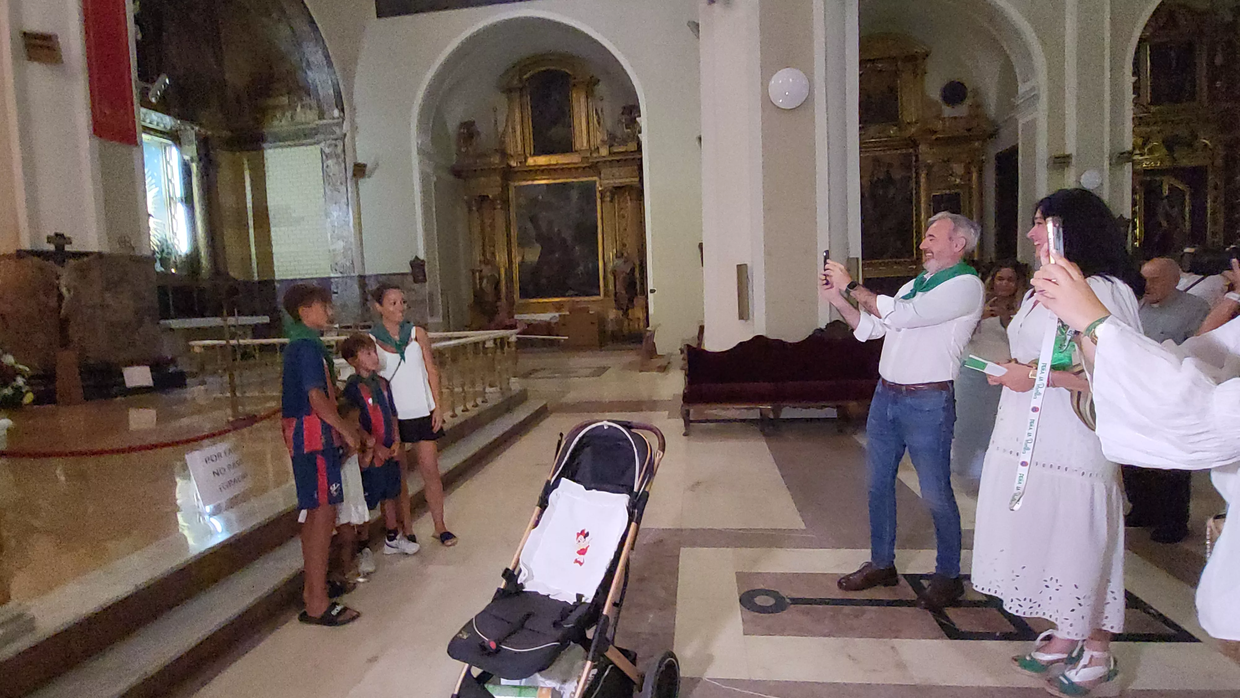 Visita del presidente Jorge Azcón a las fiestas de San Lorenzo. Foto Mercedes Manterola