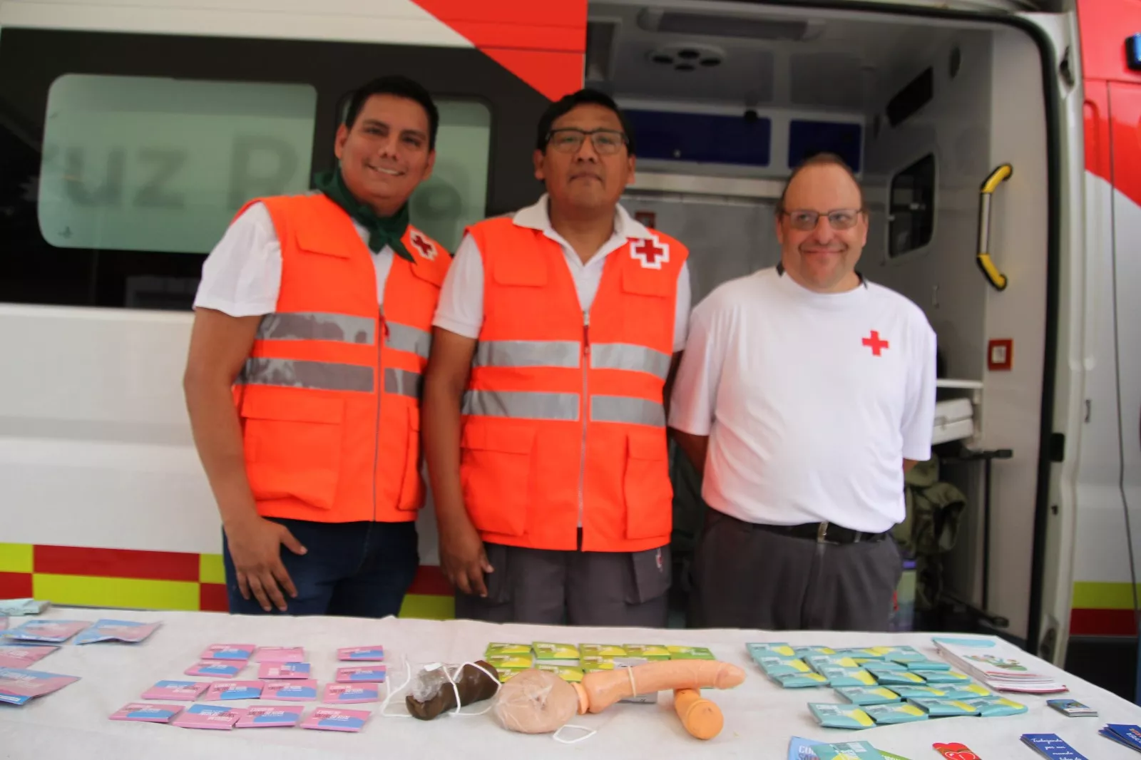 Mesa de Cruz Roja instalada el martes para prevenir sobre el Sida y el VIH. Foto Carlos Neofato