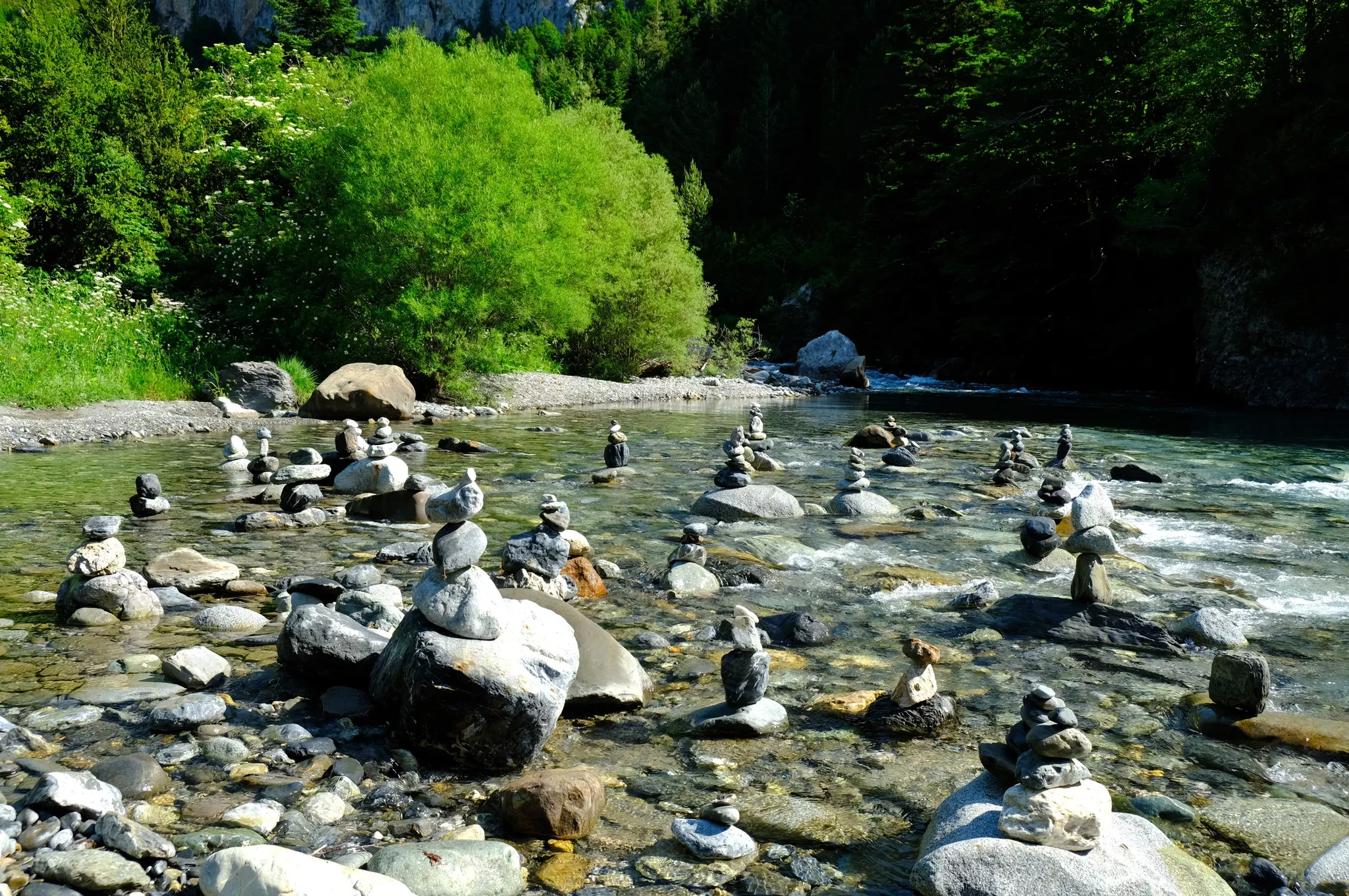 Hitos con piedras en el río Ara, en Bujaruelo. Foto Nacho Pardinilla