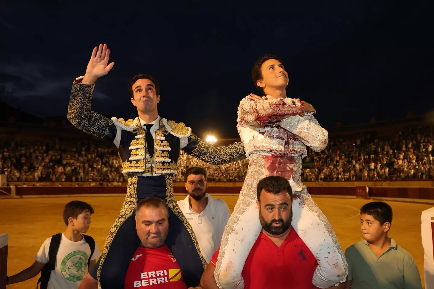 Tomás Rufo y Roca Rey, a hombros en Huesca. Foto: Tauroemoción Tomás Rufo y Roca Rey, a hombros en Huesca. Foto: Tauroemoción