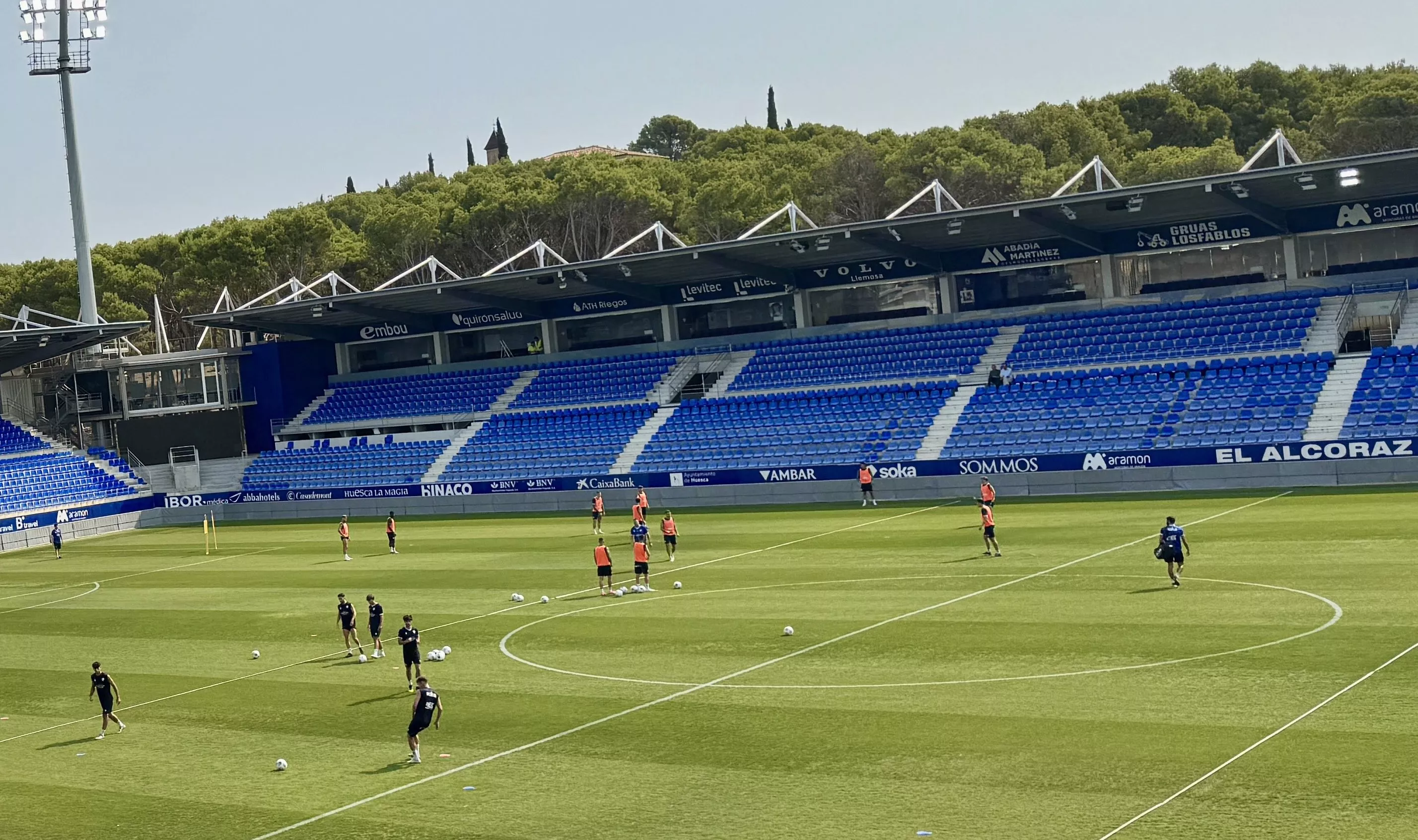 Imagen del entrenamiento del Huesca de este jueves en El Alcoraz. Foto: SD Huesca