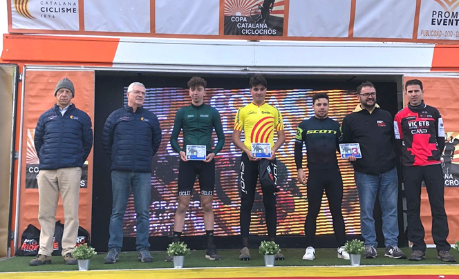 Jaume Villar, (al centro) en el podio recibiendo el trofeo de la copa catalana Foto: Club Ciclista Oscense