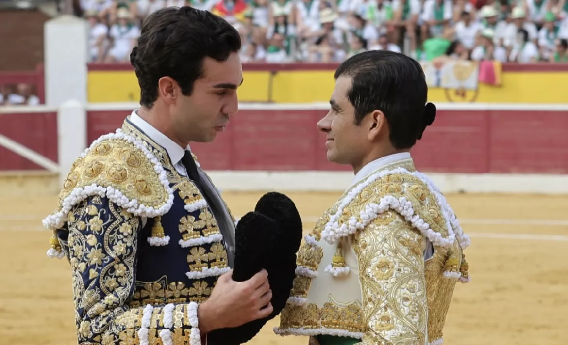 Tomás Rufo brinda el tercer toro de la tarde a Joselito Adame. Tomás Rufo brinda el tercer toro de la tarde a Joselito Adame.