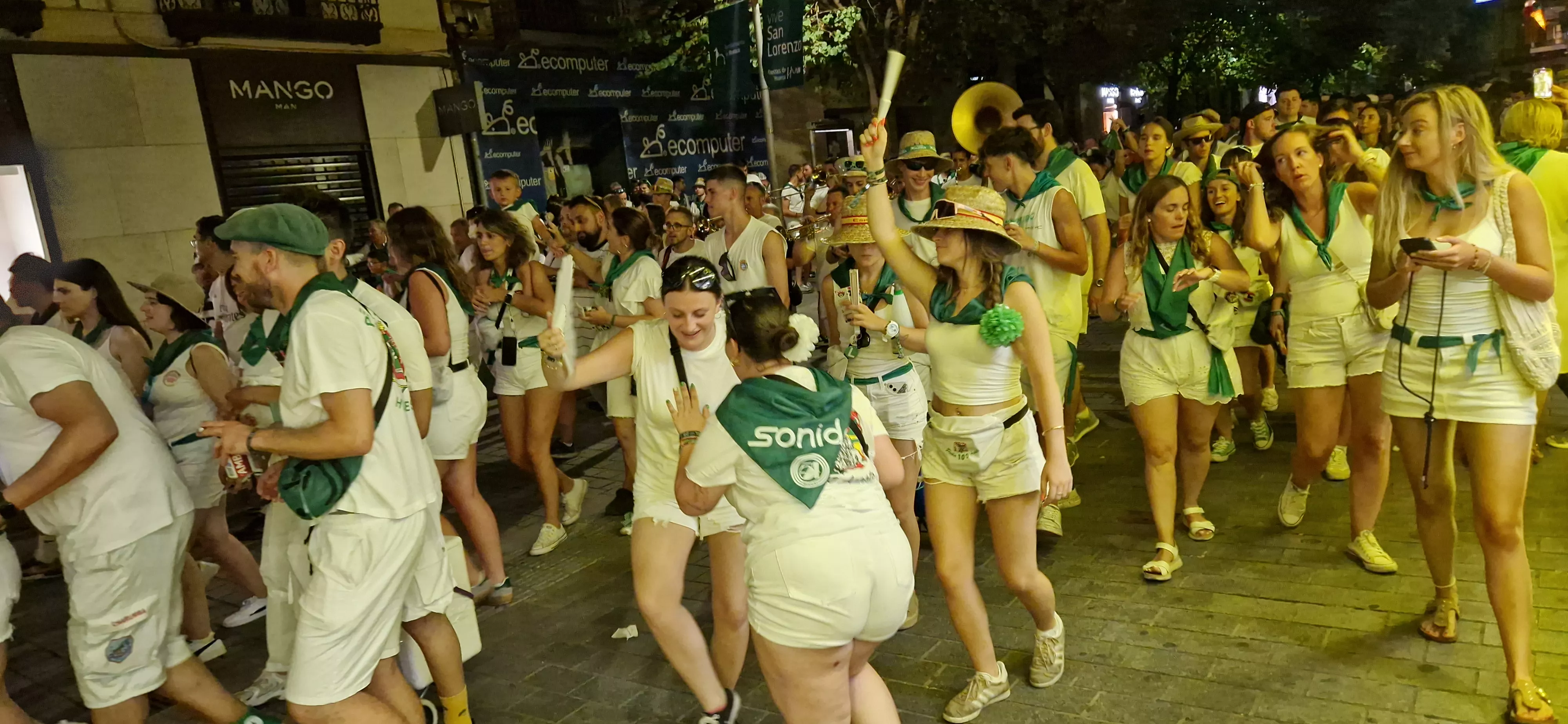 Salida de las peñas. Foto Myriam Martínez