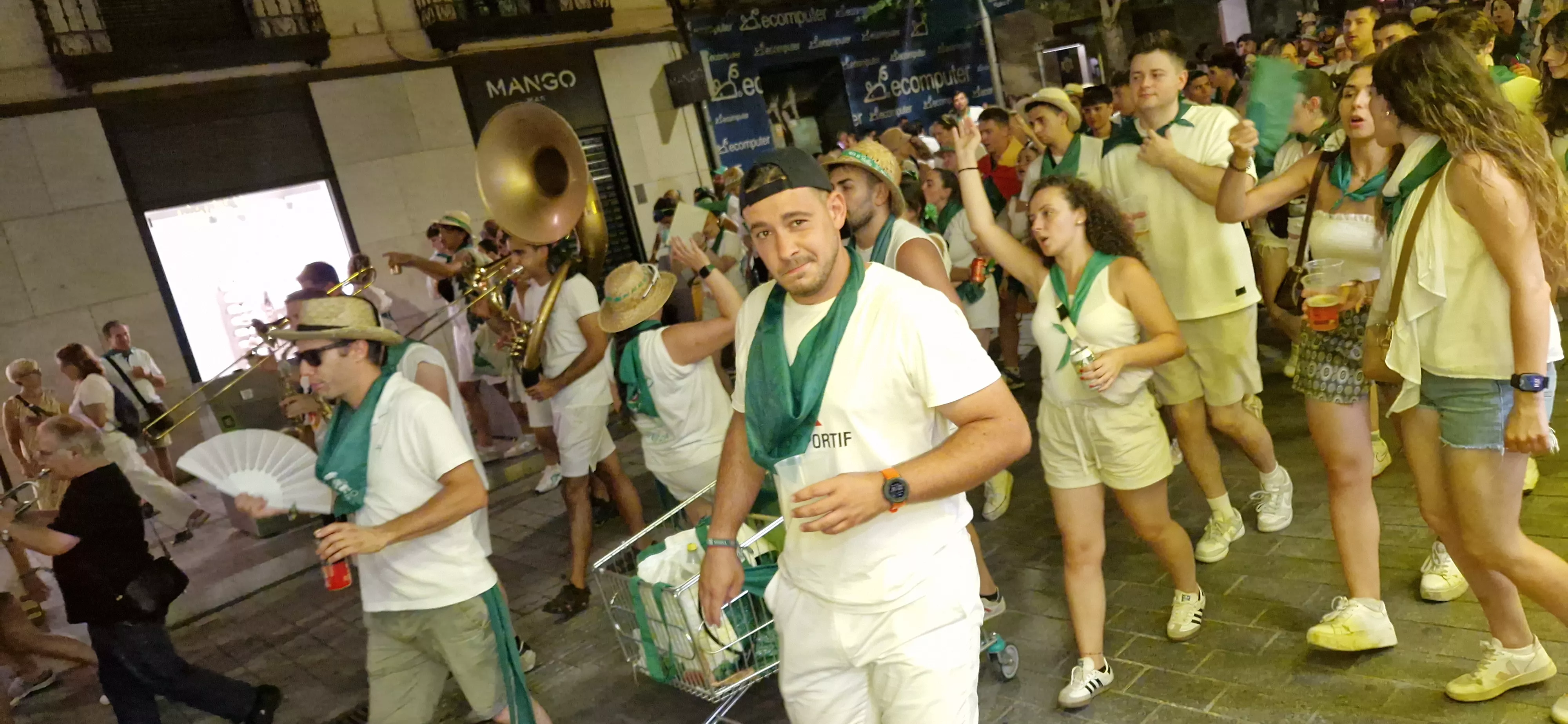 Salida de las peñas. Foto Myriam Martínez