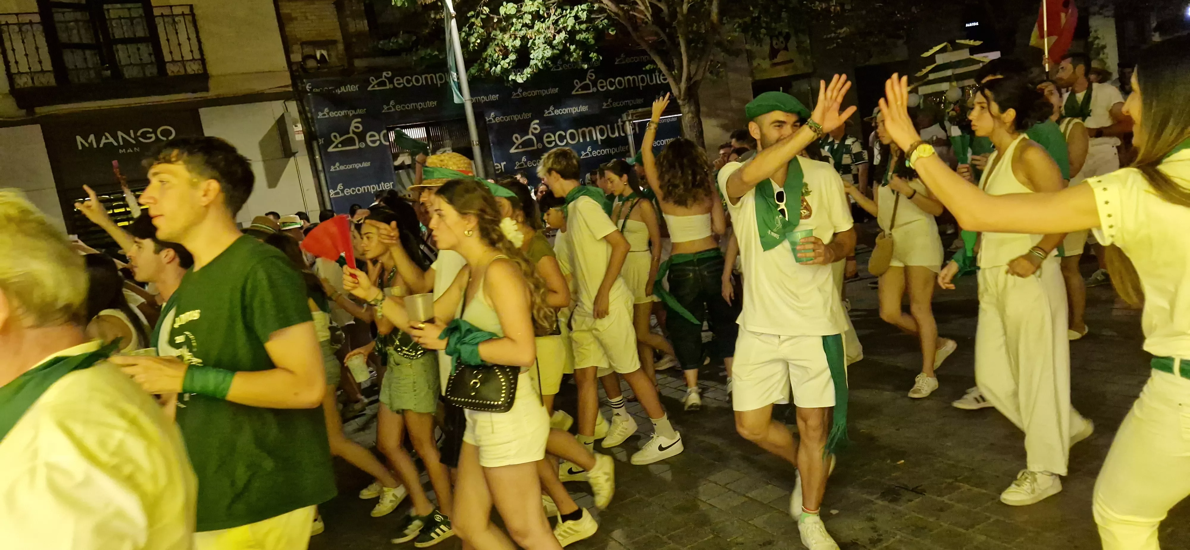 Salida de las peñas. Foto Myriam Martínez