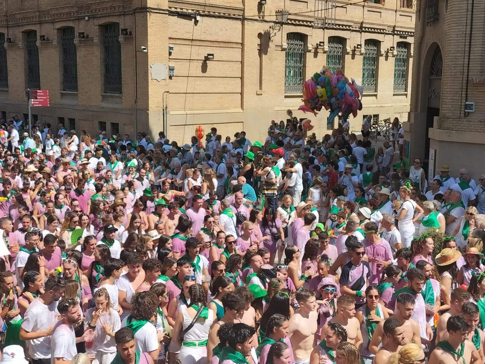 La cabalgata ha extendido la alegría por todo el centro de la ciudad de Huesca