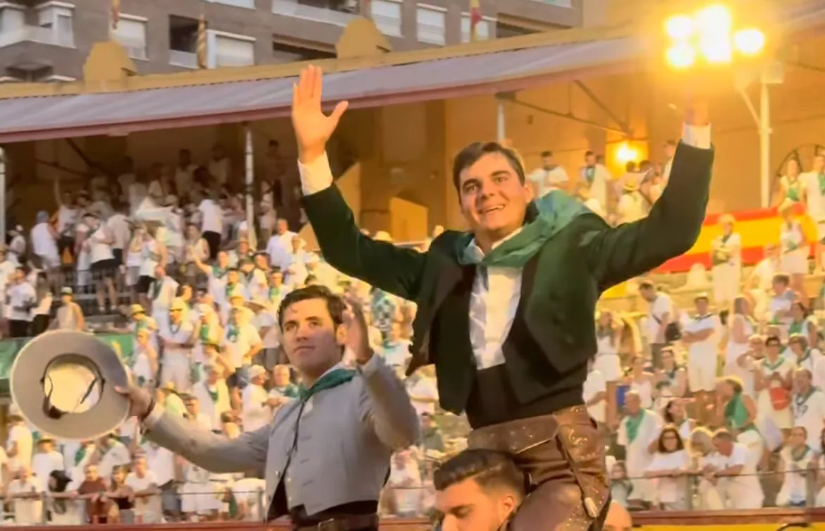 Hermoso de Mendoza y Pérez de Gregorio, a hombros en la última tarde de la Feria de Huesca. Hermoso de Mendoza y Pérez de Gregorio, a hombros en la última tarde de la Feria de Huesca.