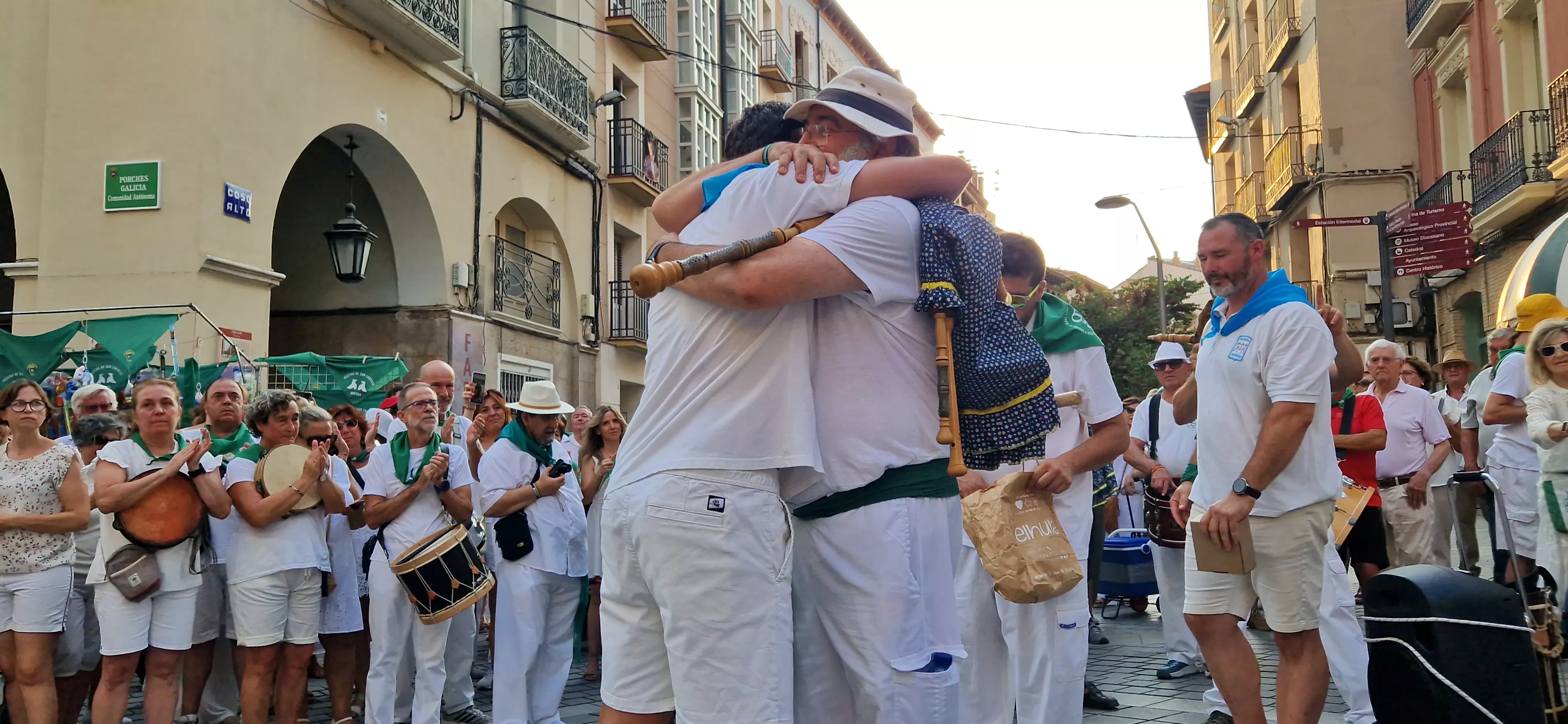 Moncho Almazán se funde en un abrazo con el hijo de Javier Puente. Foto Myriam Martínez