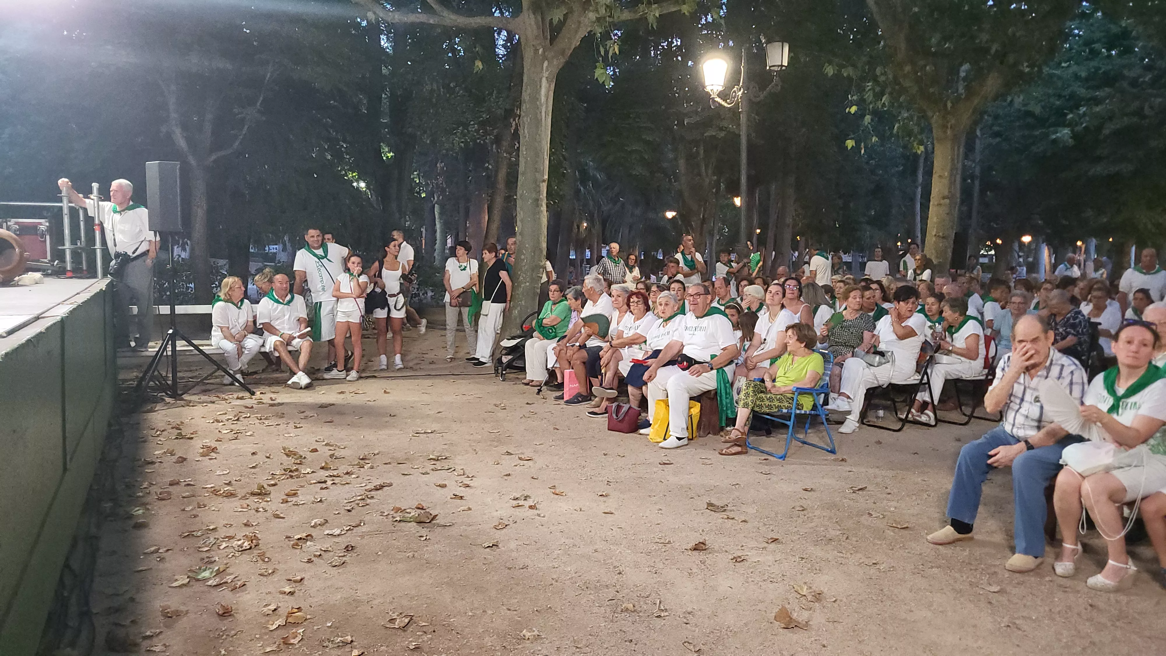  Agrupación Folklórica Santa Cecilia en el Parque Miguel Servet