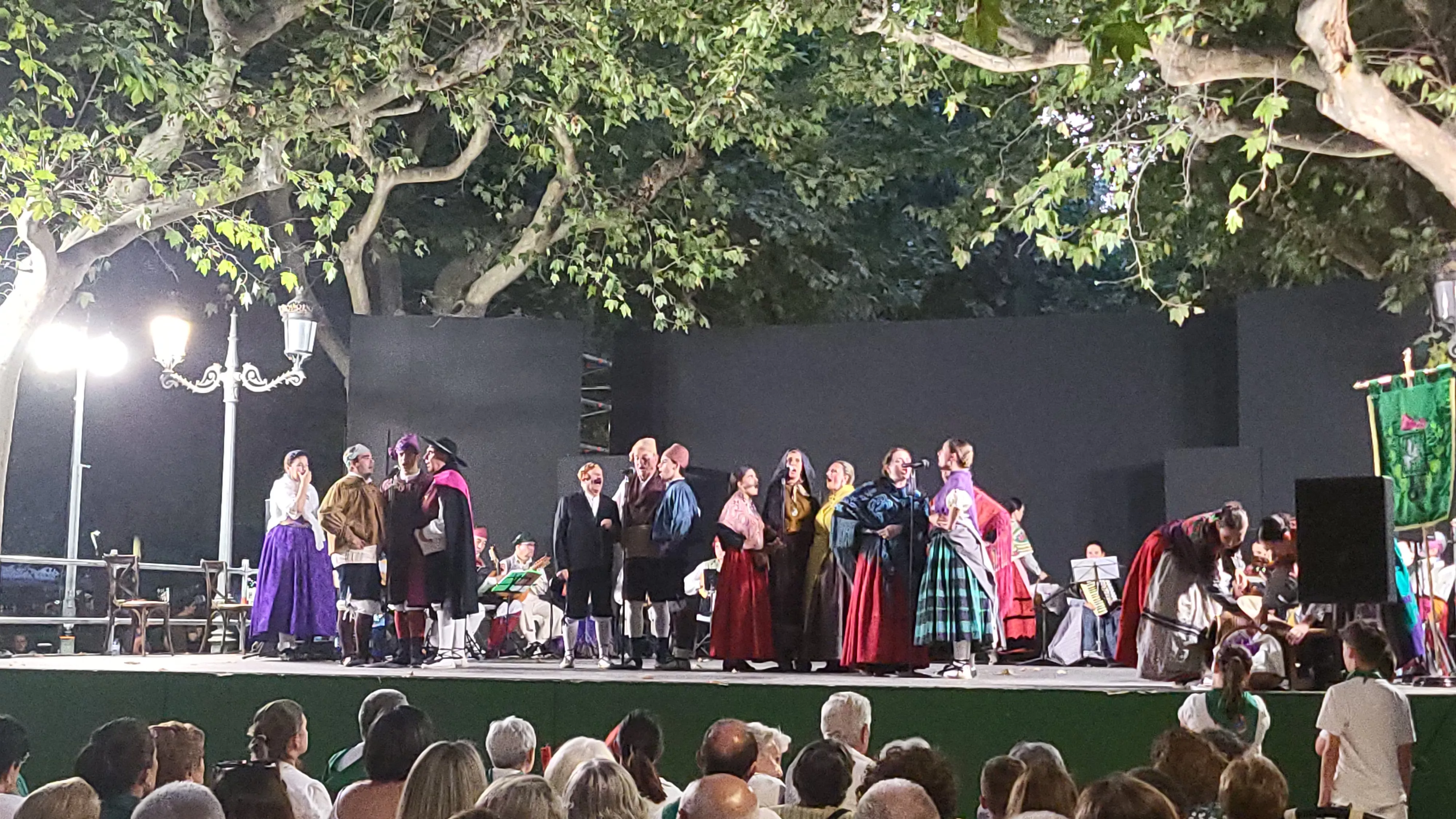  Agrupación Folklórica Santa Cecilia en el Parque Miguel Servet