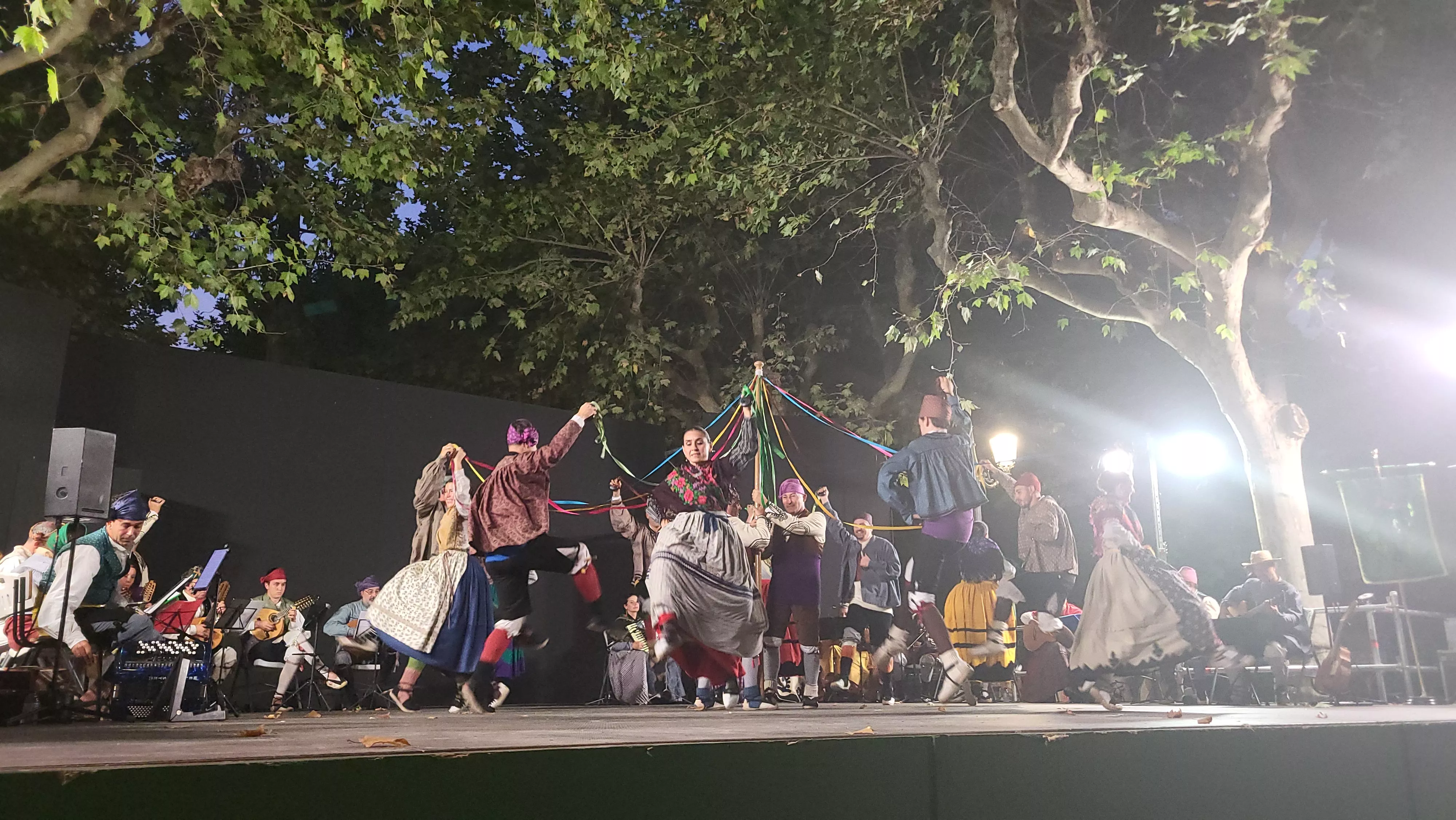  Agrupación Folklórica Santa Cecilia en el Parque Miguel Servet