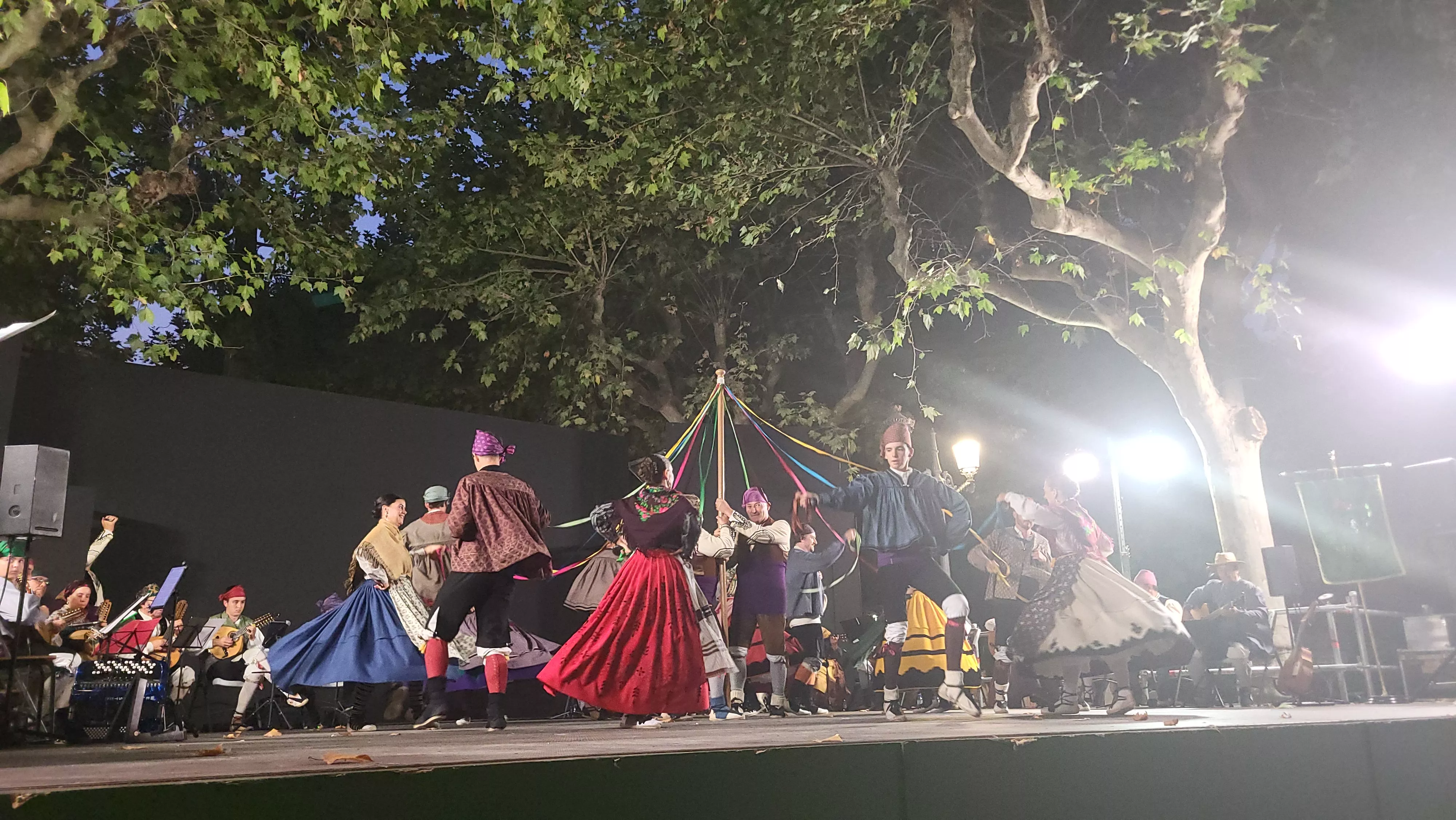  Agrupación Folklórica Santa Cecilia en el Parque Miguel Servet