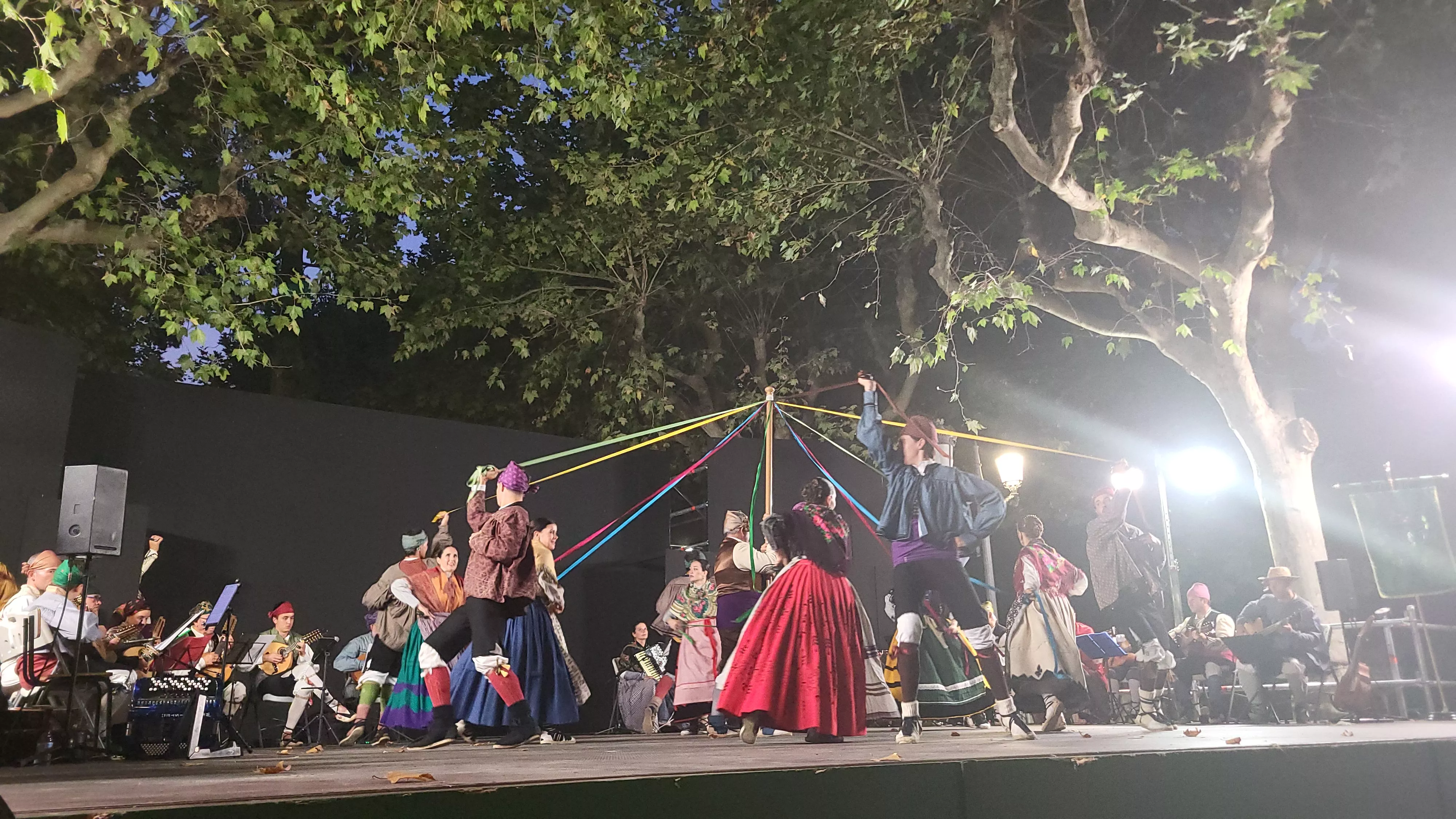  Agrupación Folklórica Santa Cecilia en el Parque Miguel Servet