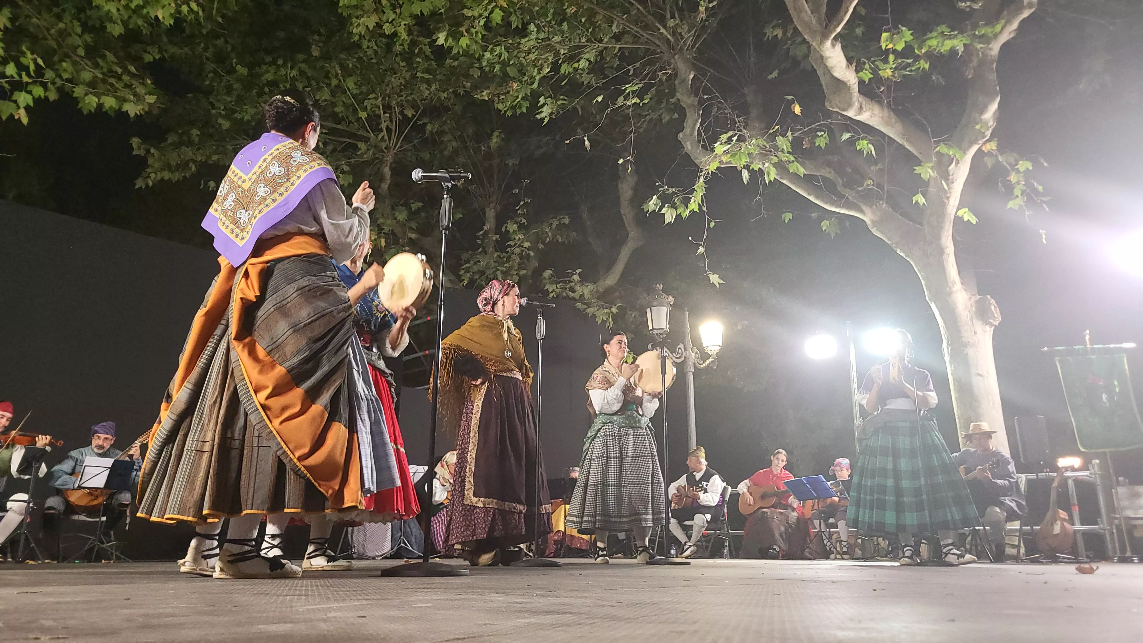  Agrupación Folklórica Santa Cecilia en el Parque Miguel Servet