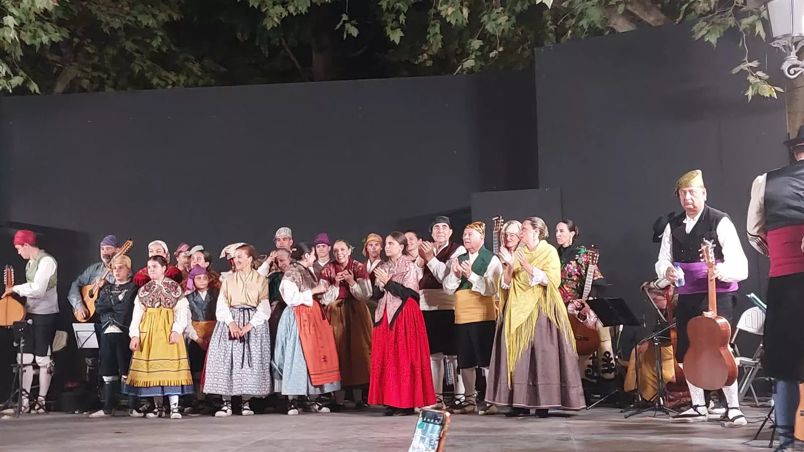  Agrupación Folklórica Santa Cecilia en el Parque Miguel Servet