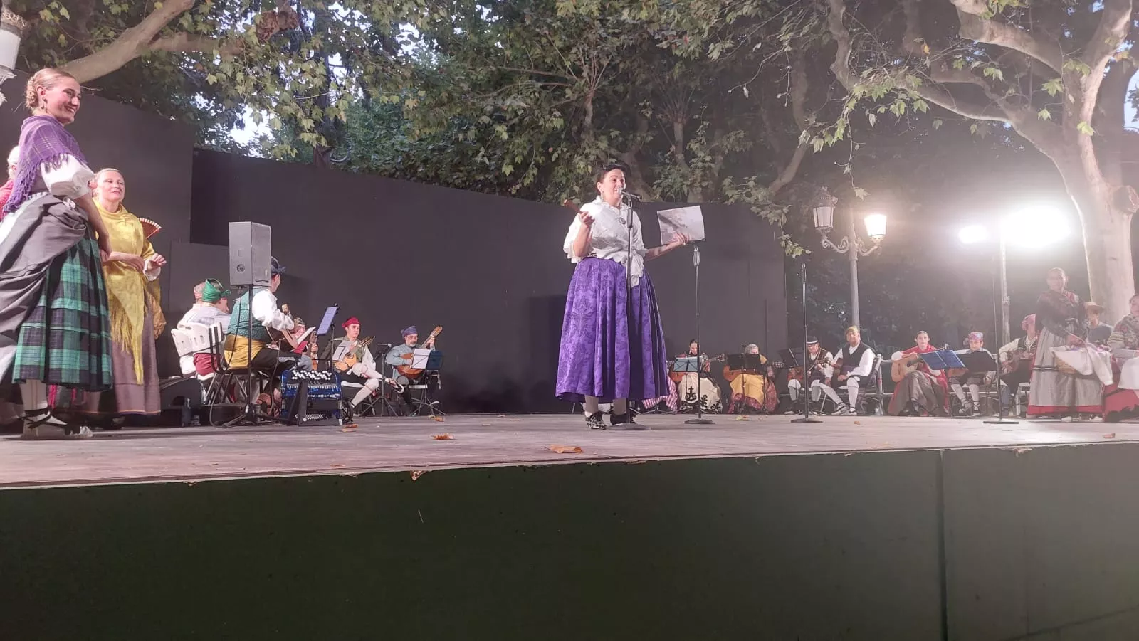  Agrupación Folklórica Santa Cecilia en el Parque Miguel Servet