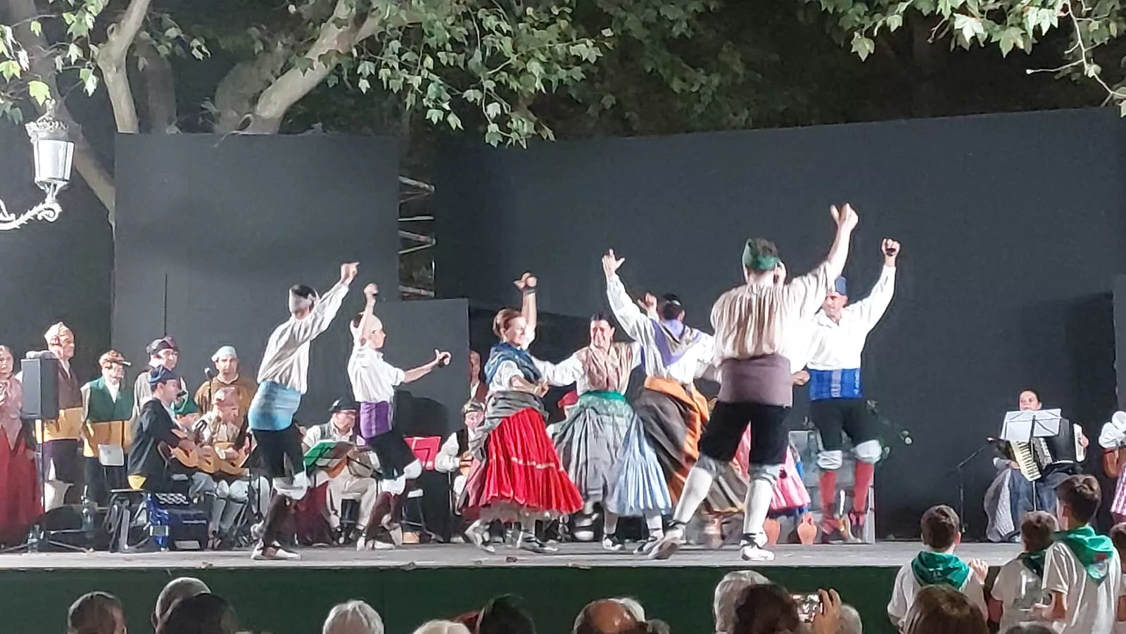  Agrupación Folklórica Santa Cecilia en el Parque Miguel Servet