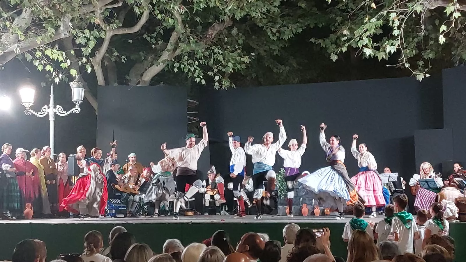  Agrupación Folklórica Santa Cecilia en el Parque Miguel Servet