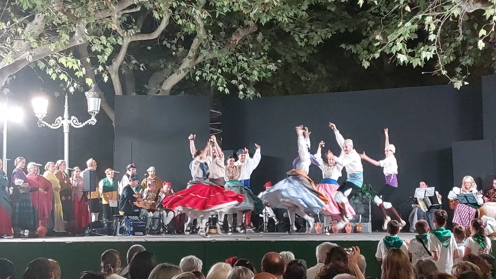  Agrupación Folklórica Santa Cecilia en el Parque Miguel Servet