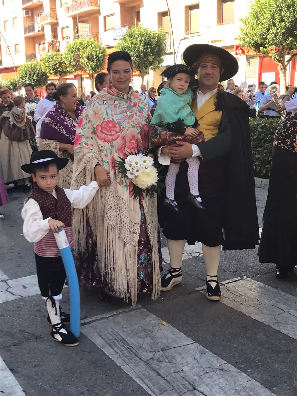 Teresa Oliván con su familia. El hermoso ritual de la preparación de los atuendos tradicionales