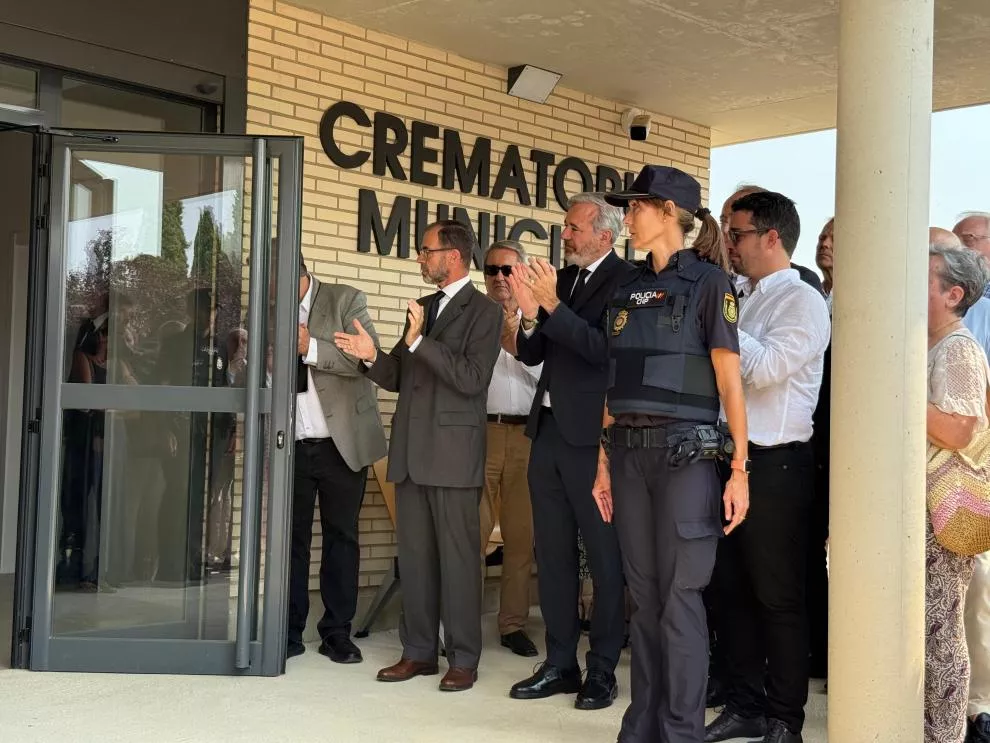 El presidente Azcón y Darío Villagrasa con otros amigos y familiares de Lambán en el cementerio de Ejea de los Caballeros.
