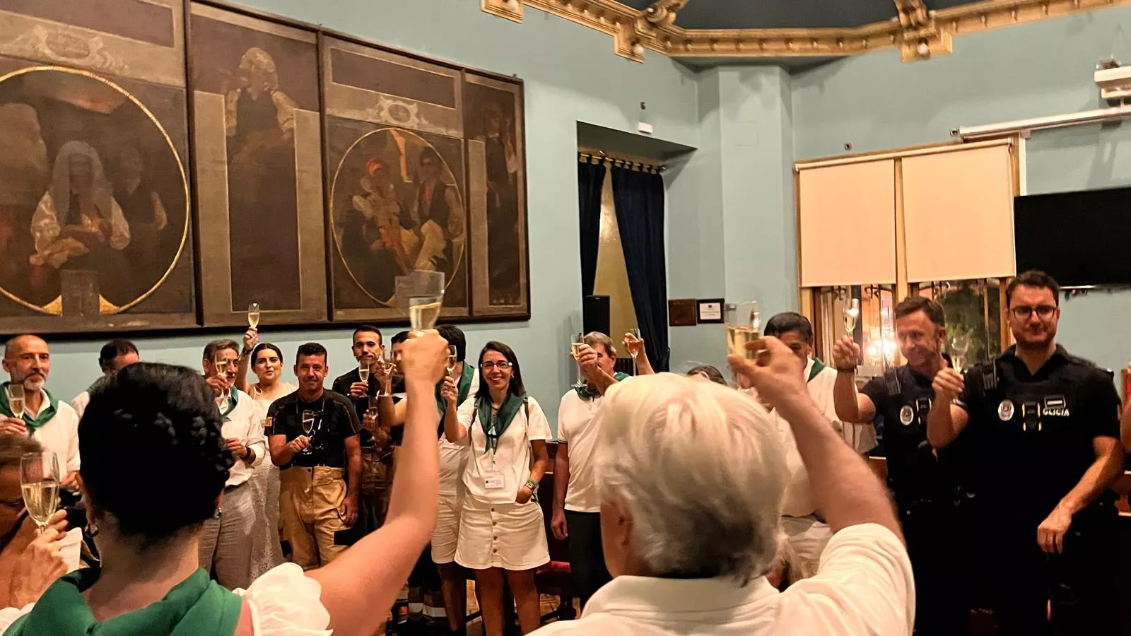Brindis por el final de las fiestas dedicado a "Mabilé". Foto Mercedes Manterola
