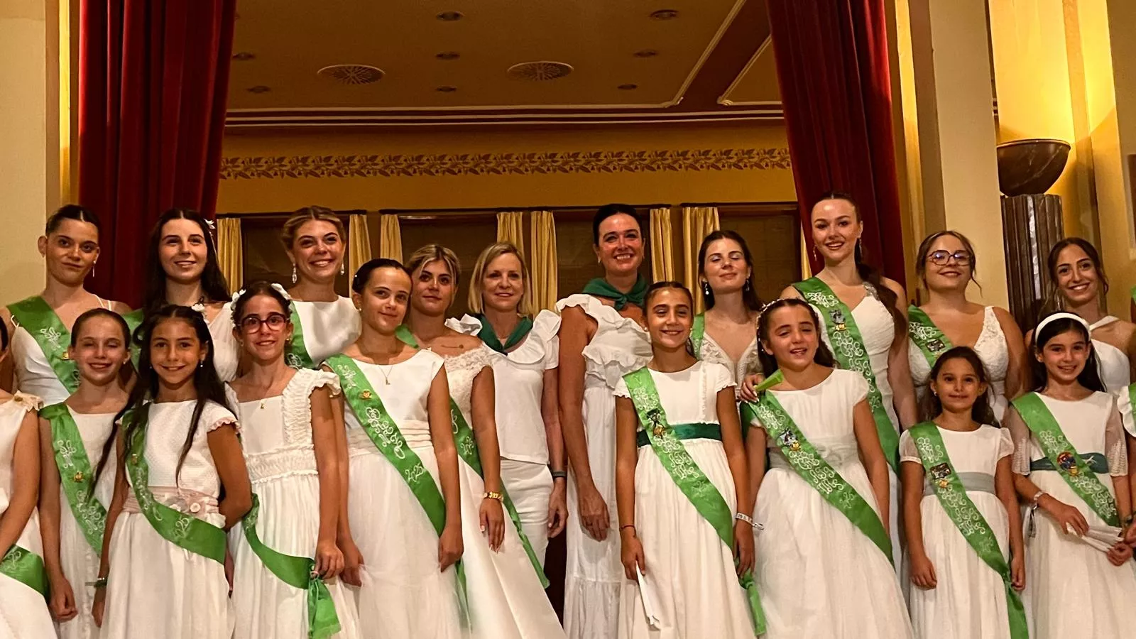 Final de fiestas con las mairalesas y mainate. Foto Mercedes Manterola