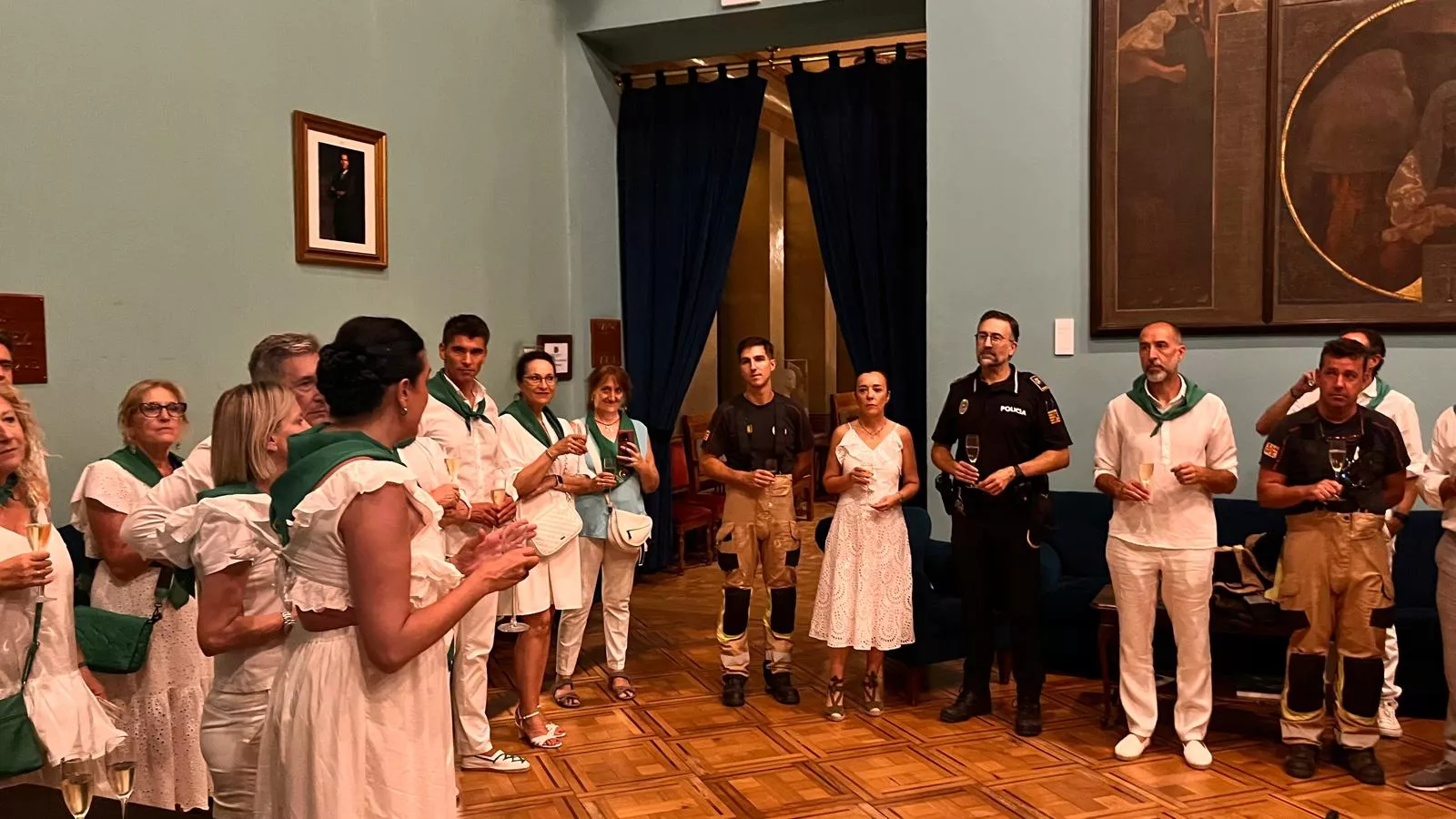 Brindis por el final de las fiestas dedicado a "Mabilé". Foto Mercedes Manterola