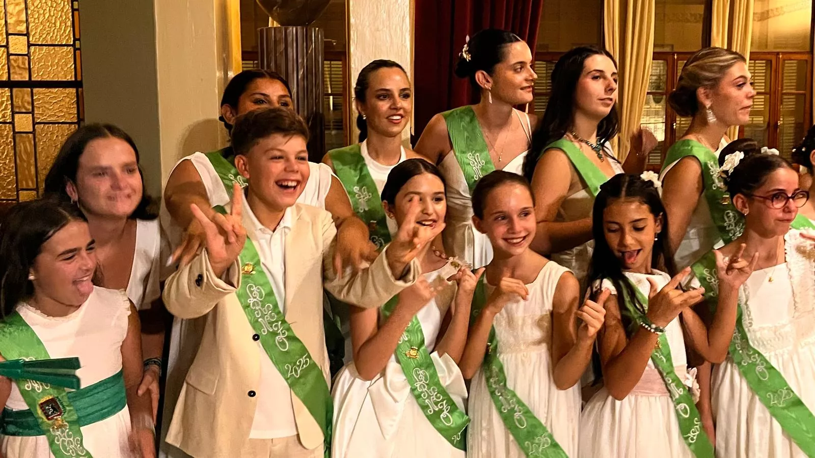 Final de fiestas con las mairalesas y mainate. Foto Mercedes Manterola