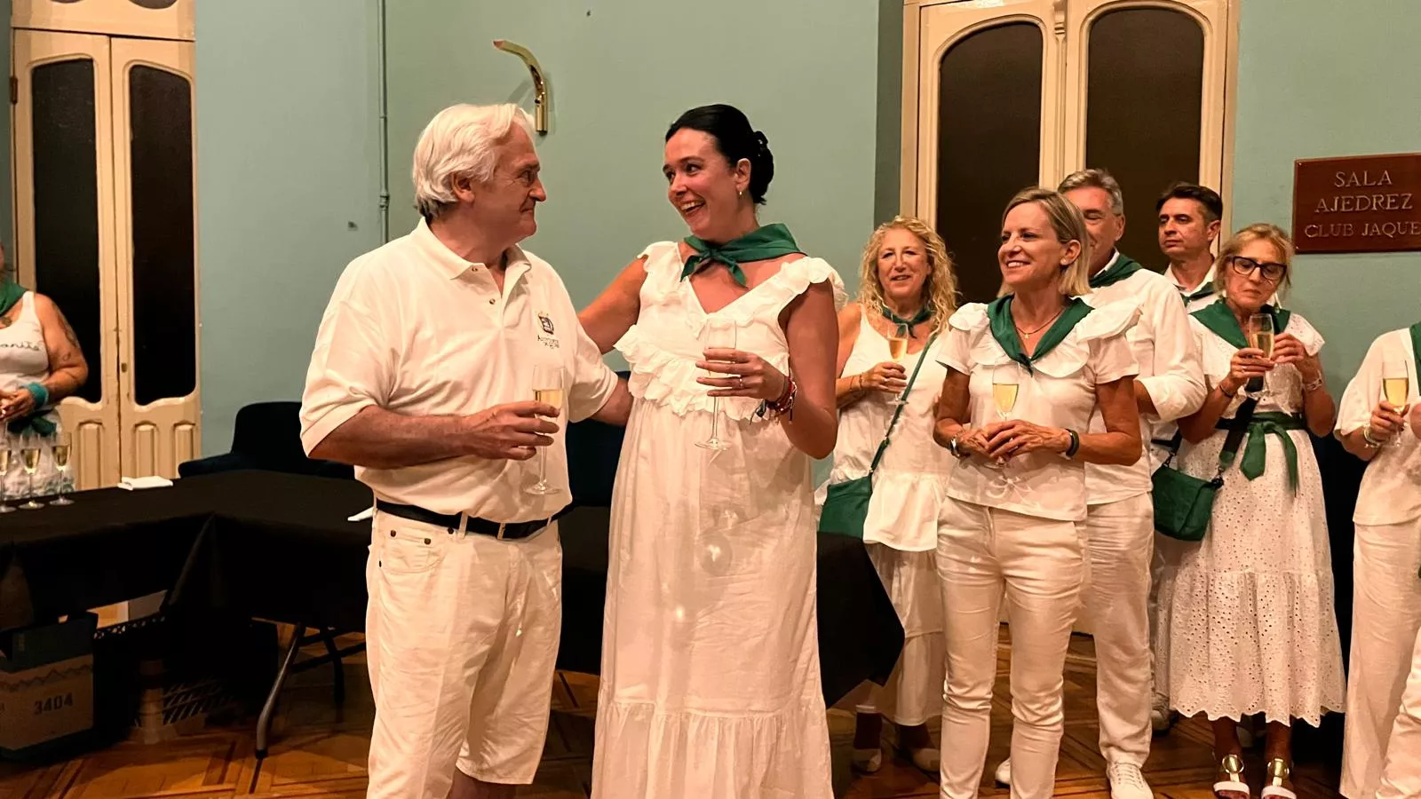 Brindis por el final de las fiestas dedicado a "Mabilé". Foto Mercedes Manterola