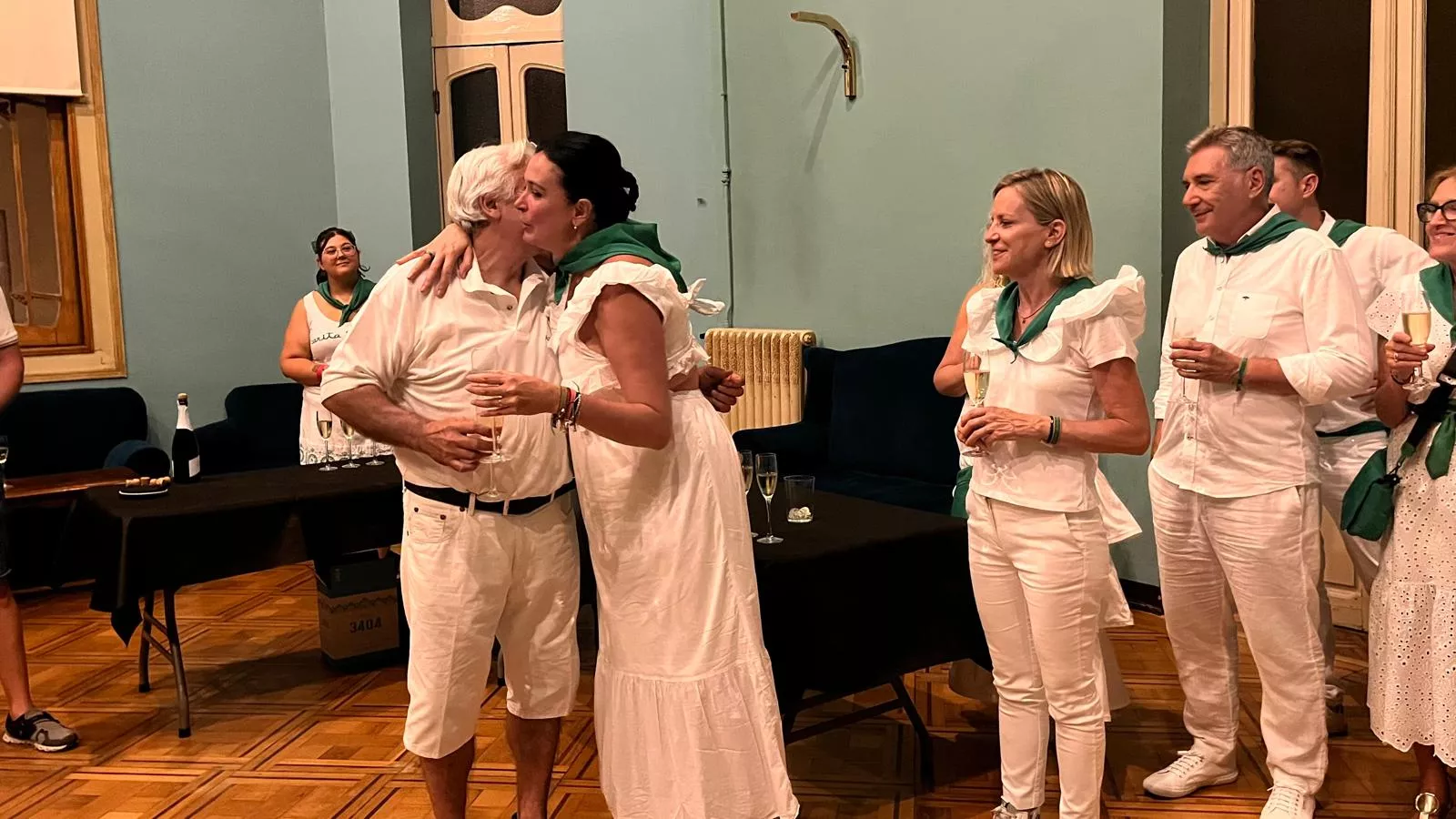 Brindis por el final de las fiestas dedicado a "Mabilé". Foto Mercedes Manterola