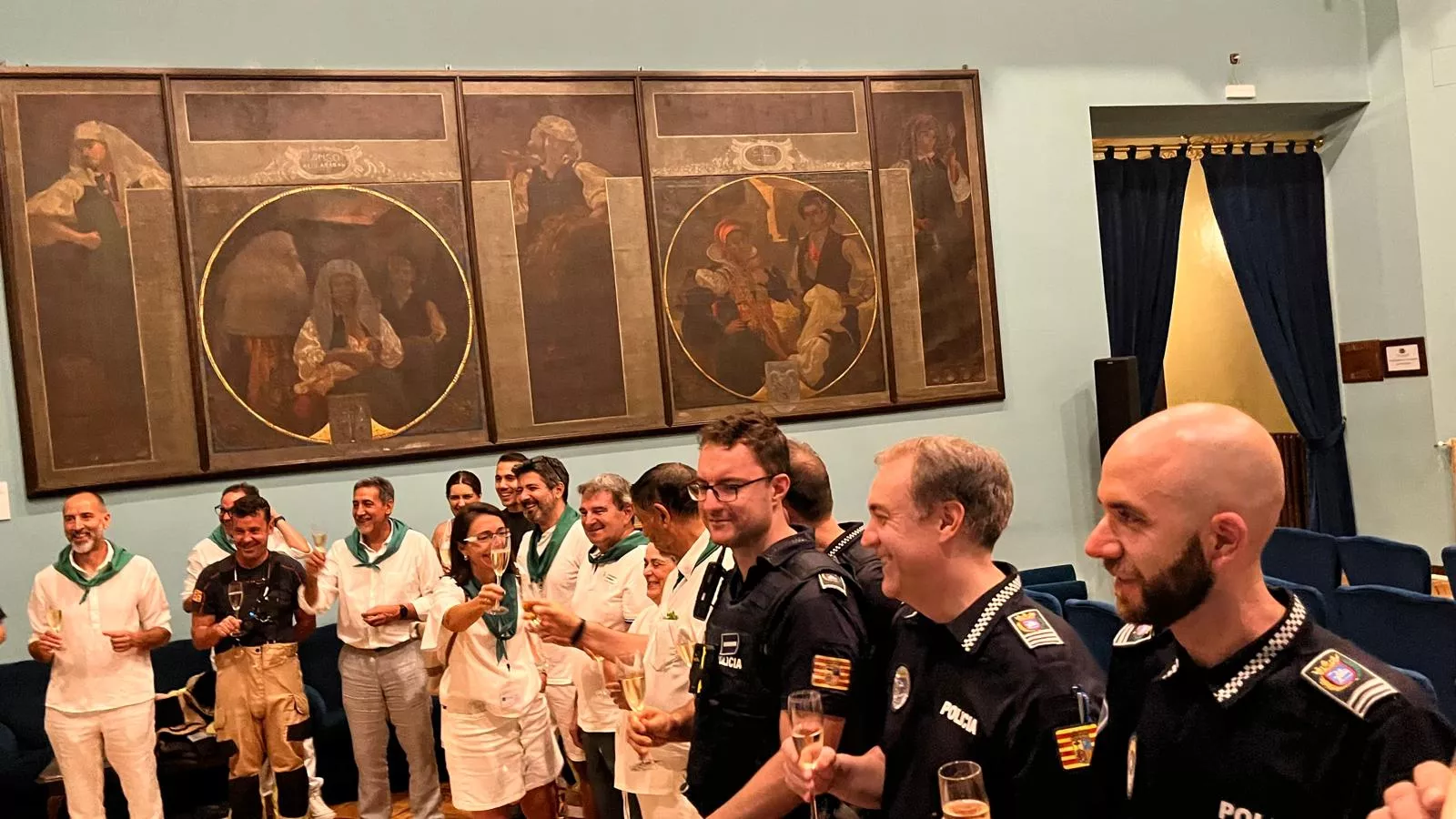 Brindis por el final de las fiestas dedicado a "Mabilé". Foto Mercedes Manterola