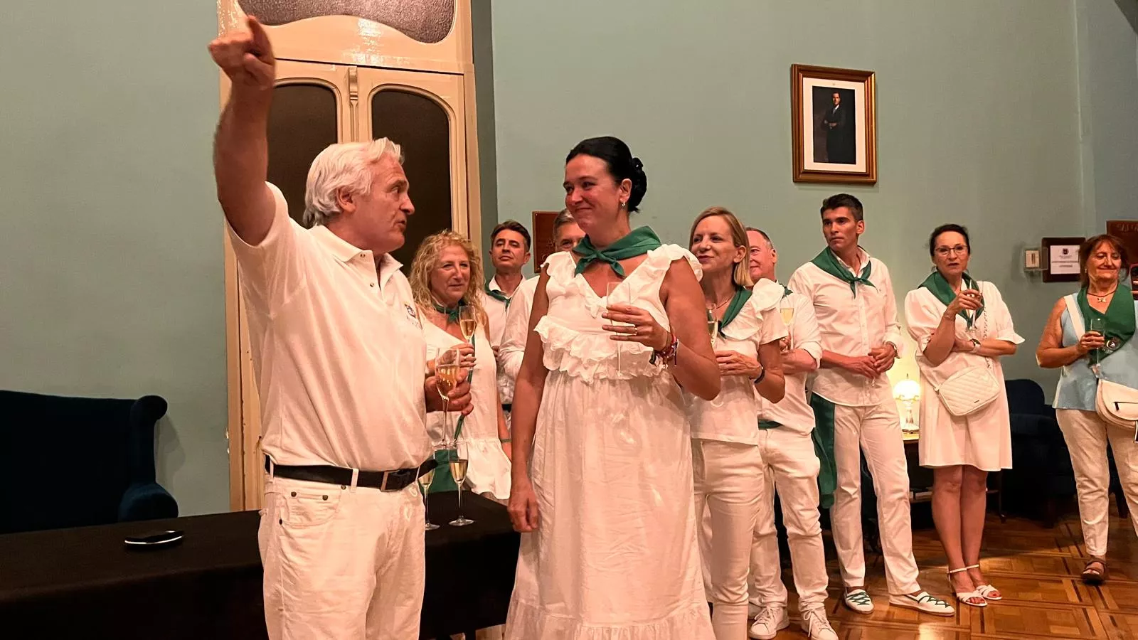 Brindis por el final de las fiestas dedicado a "Mabilé". Foto Mercedes Manterola