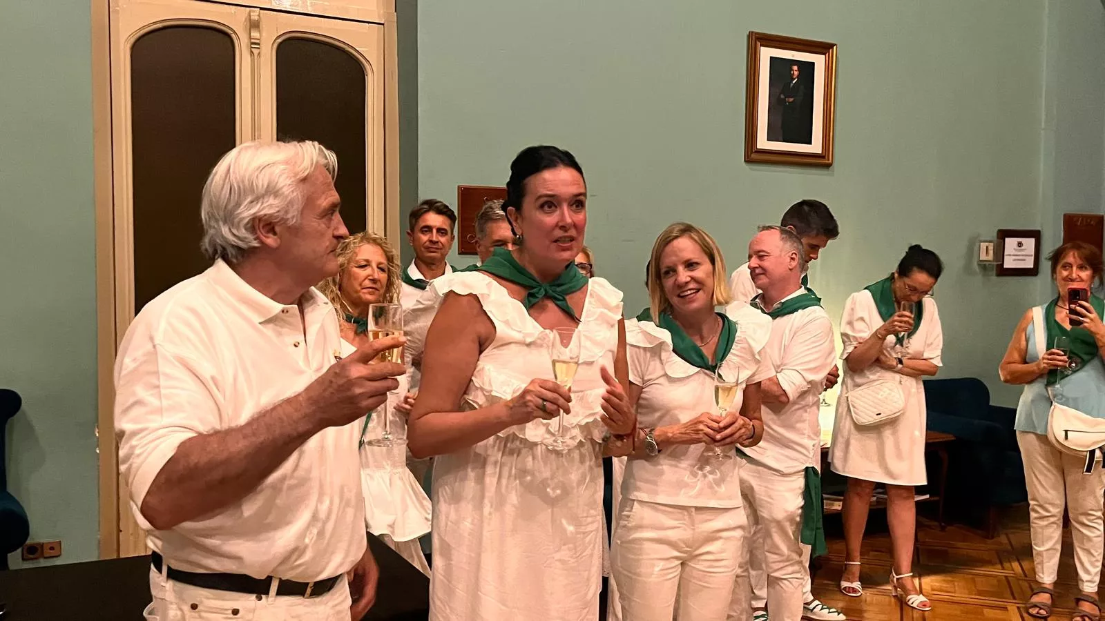 Brindis por el final de las fiestas dedicado a "Mabilé". Foto Mercedes Manterola