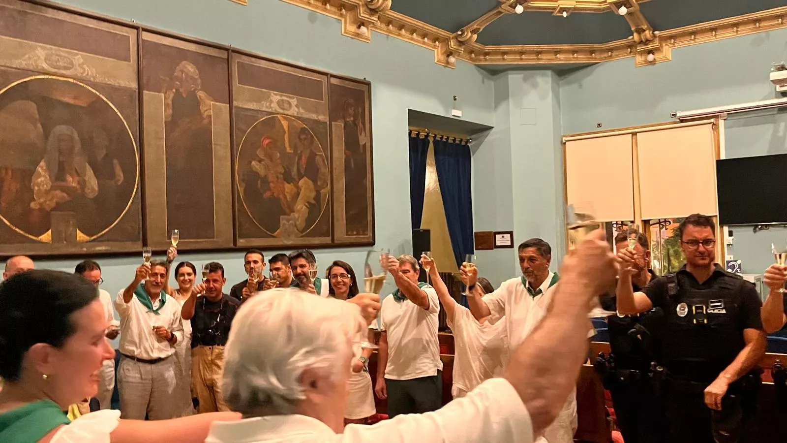 Brindis por el final de las fiestas dedicado a "Mabilé". Foto Mercedes Manterola