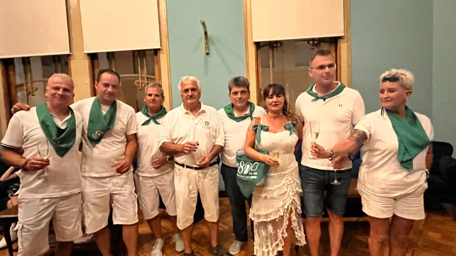 Brindis por el final de las fiestas dedicado a "Mabilé". Foto Mercedes Manterola