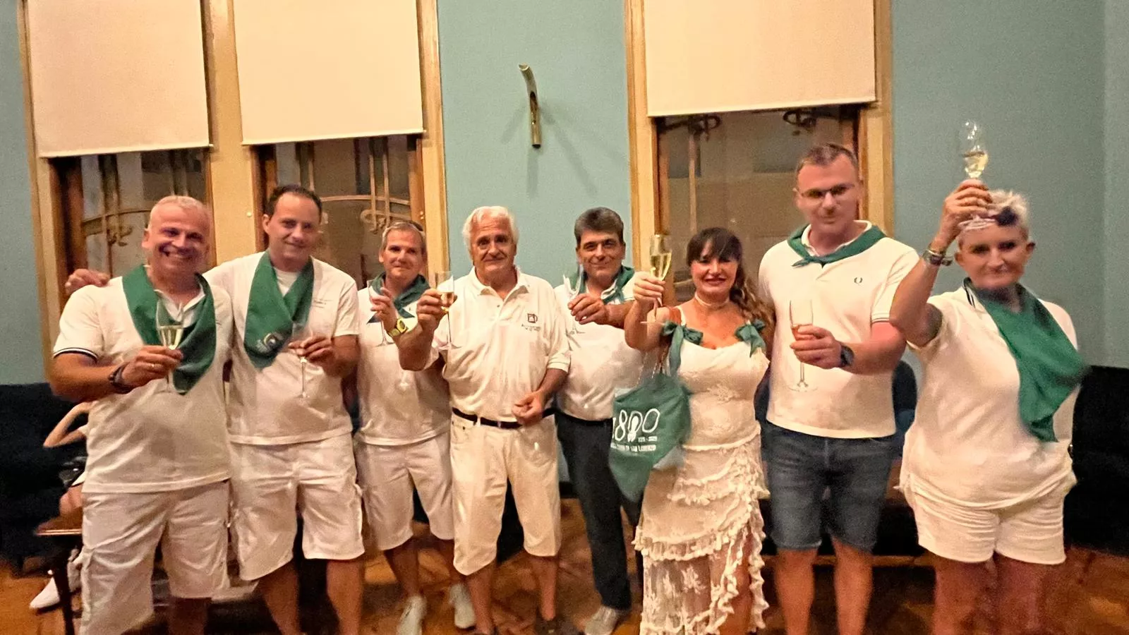 Brindis por el final de las fiestas dedicado a "Mabilé". Foto Mercedes Manterola