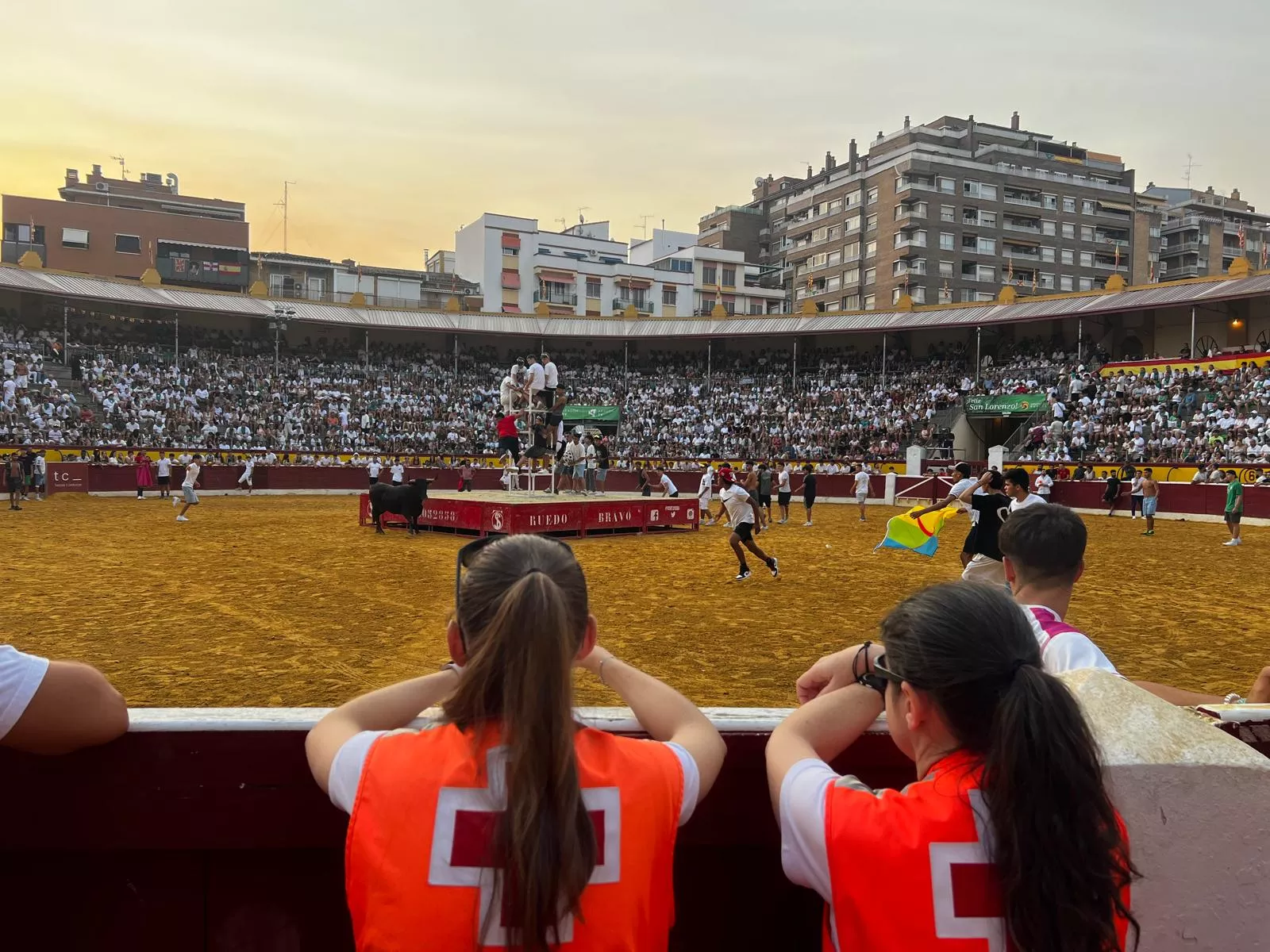 Cruz Roja Huesca atiende a 75 personas en la plaza de toros en San Lorenzo.