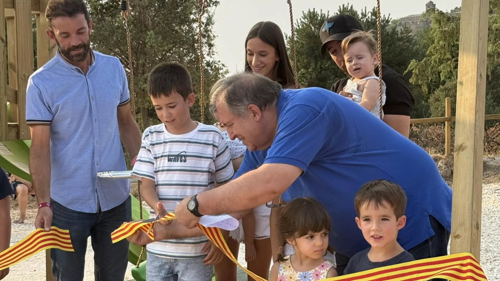 Corte de la cinta del monolito por Daniel Ribera en Buil Corte de la cinta del monolito por Daniel Ribera en Buil